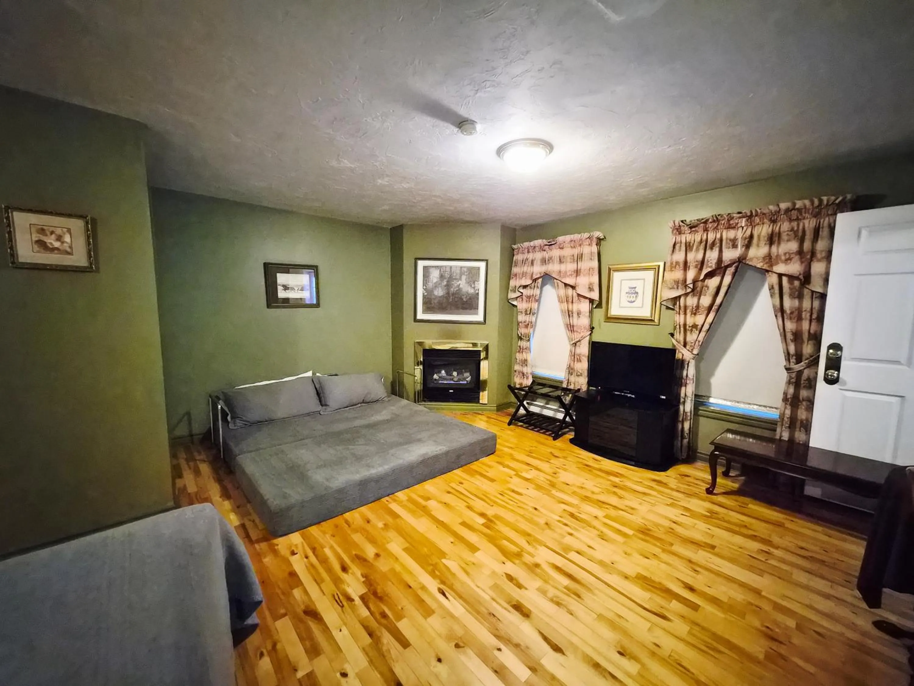 Bed in Auberge Wild Rose Inn