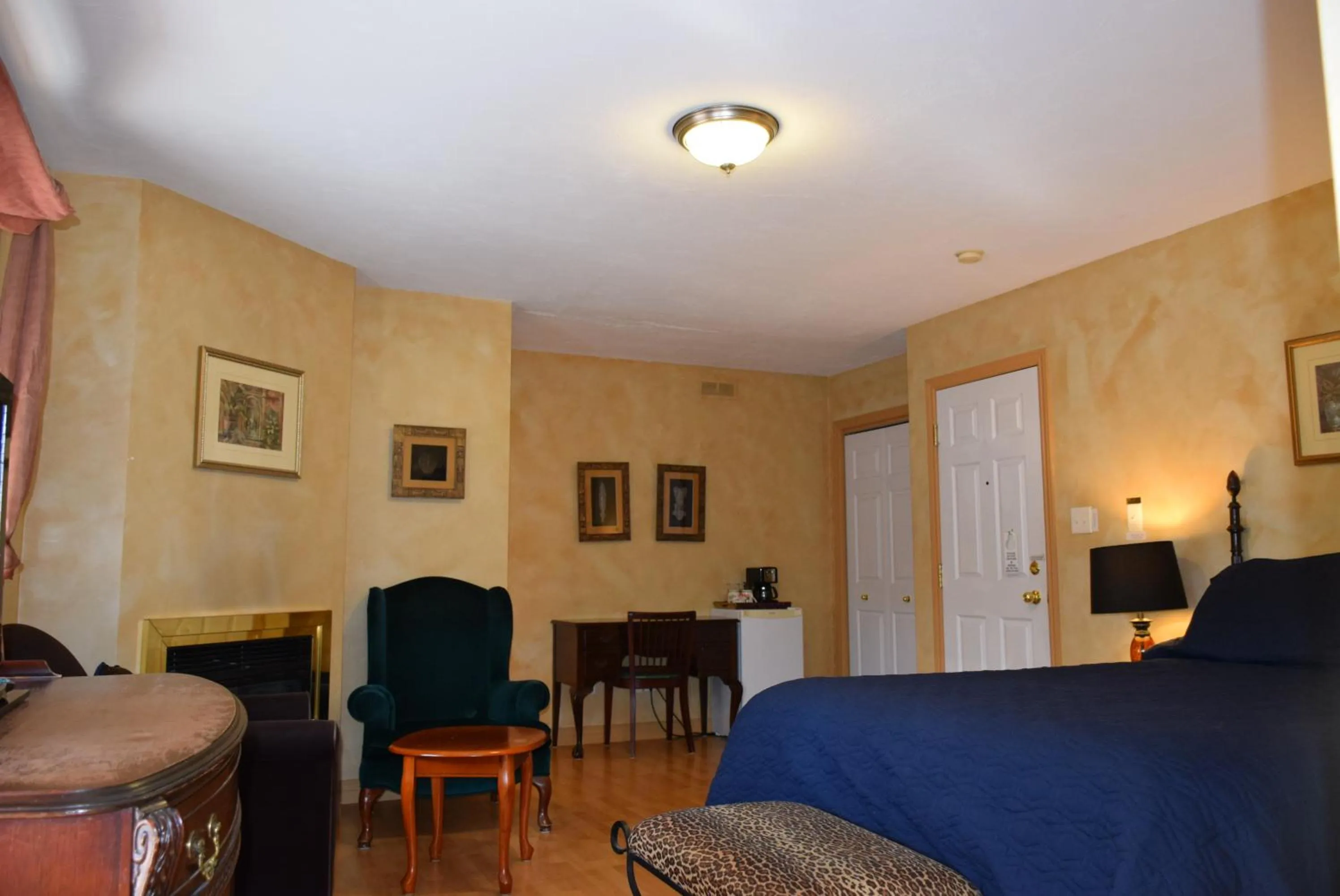 Bedroom, Bed in Auberge Wild Rose Inn