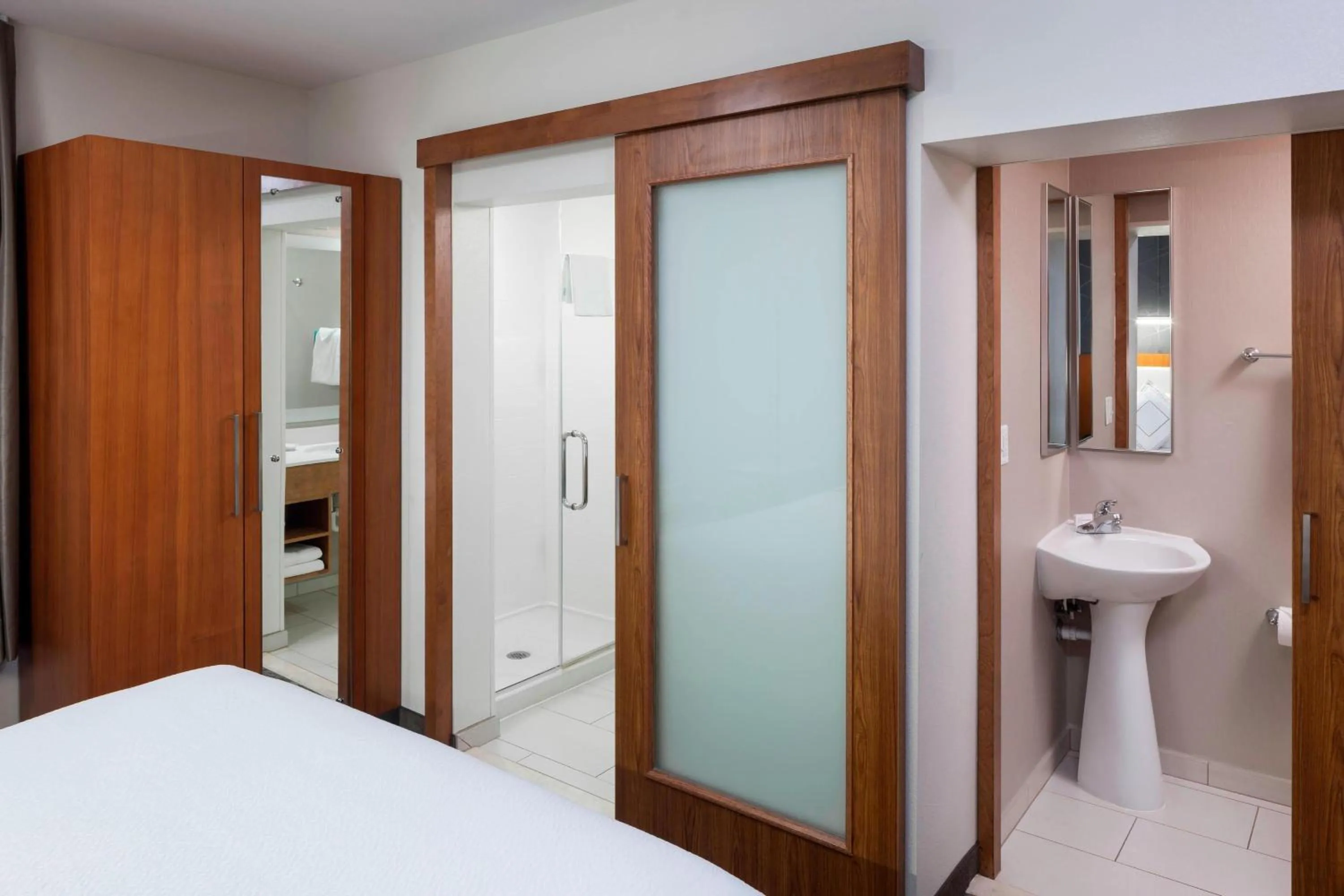 Bathroom, Bed in SpringHill Suites by Marriott Salt Lake City Airport