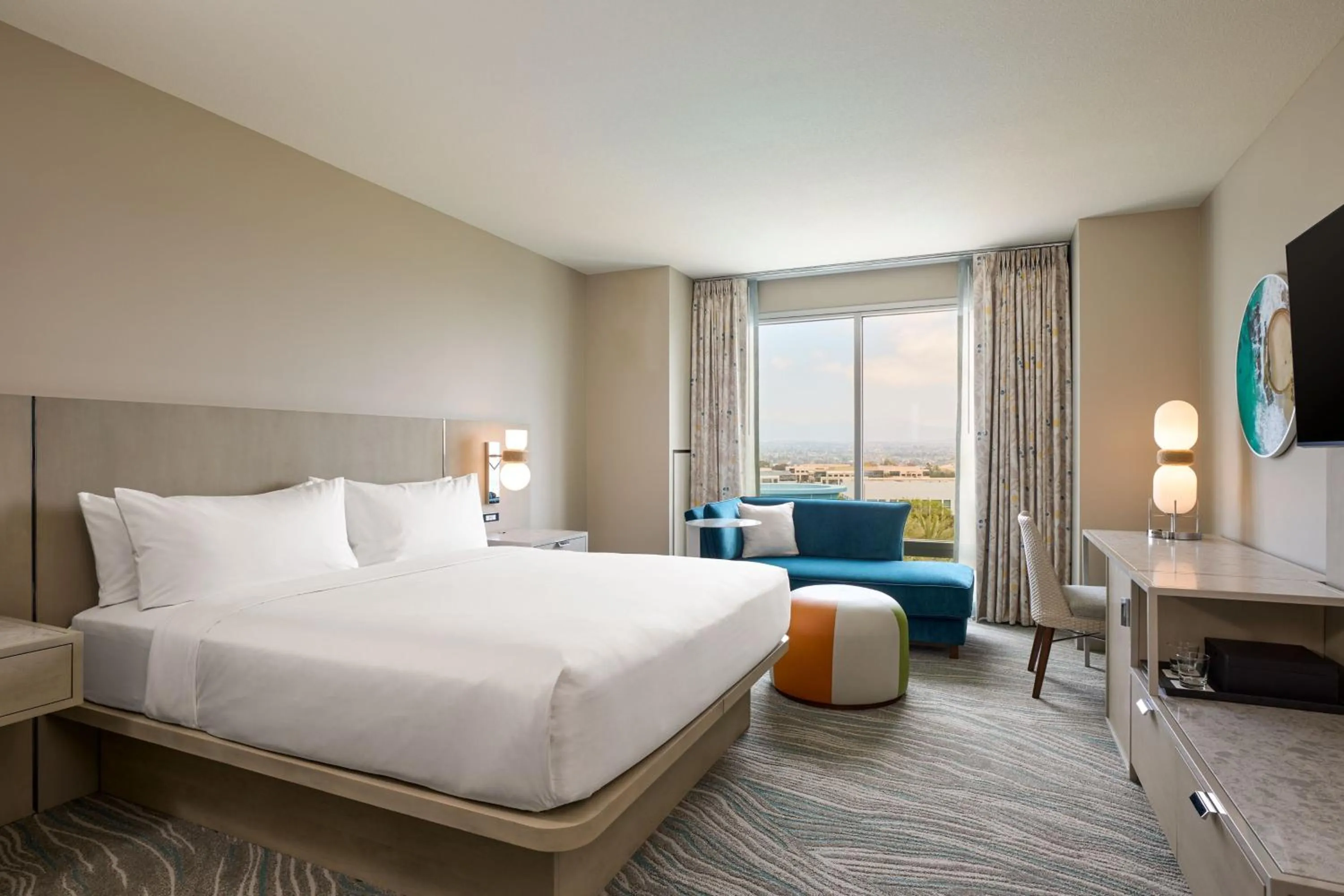 Swimming pool, Bed in Renaissance ClubSport Aliso Viejo Laguna Beach Hotel