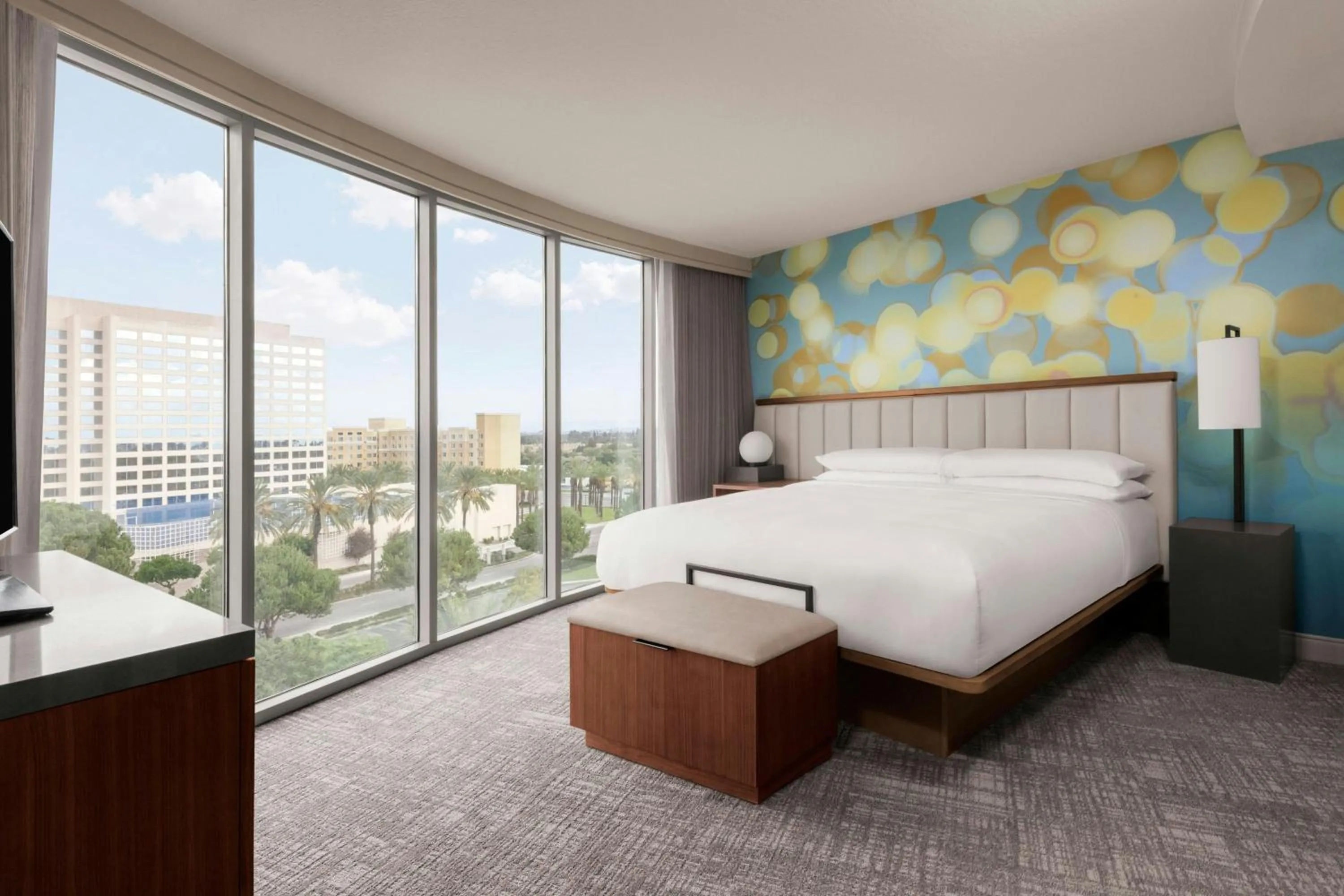 Photo of the whole room, Bed in Anaheim Marriott Suites