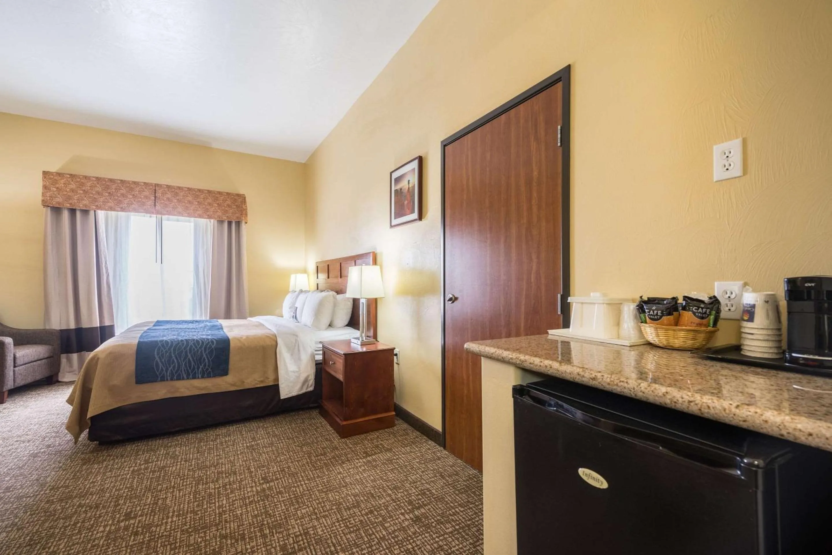 Photo of the whole room, Bed in Comfort Inn & Suites