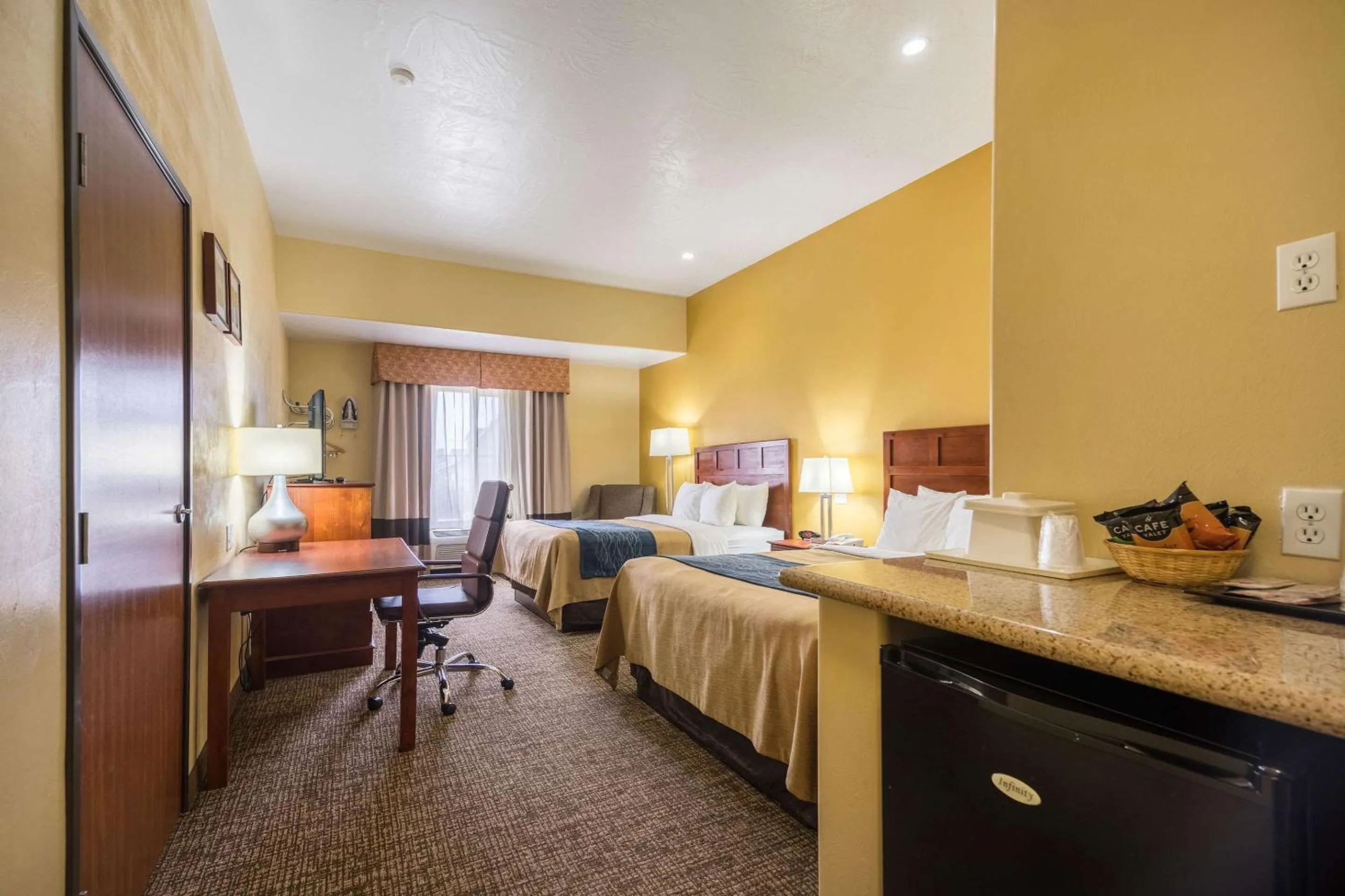 Photo of the whole room, Bed in Comfort Inn & Suites