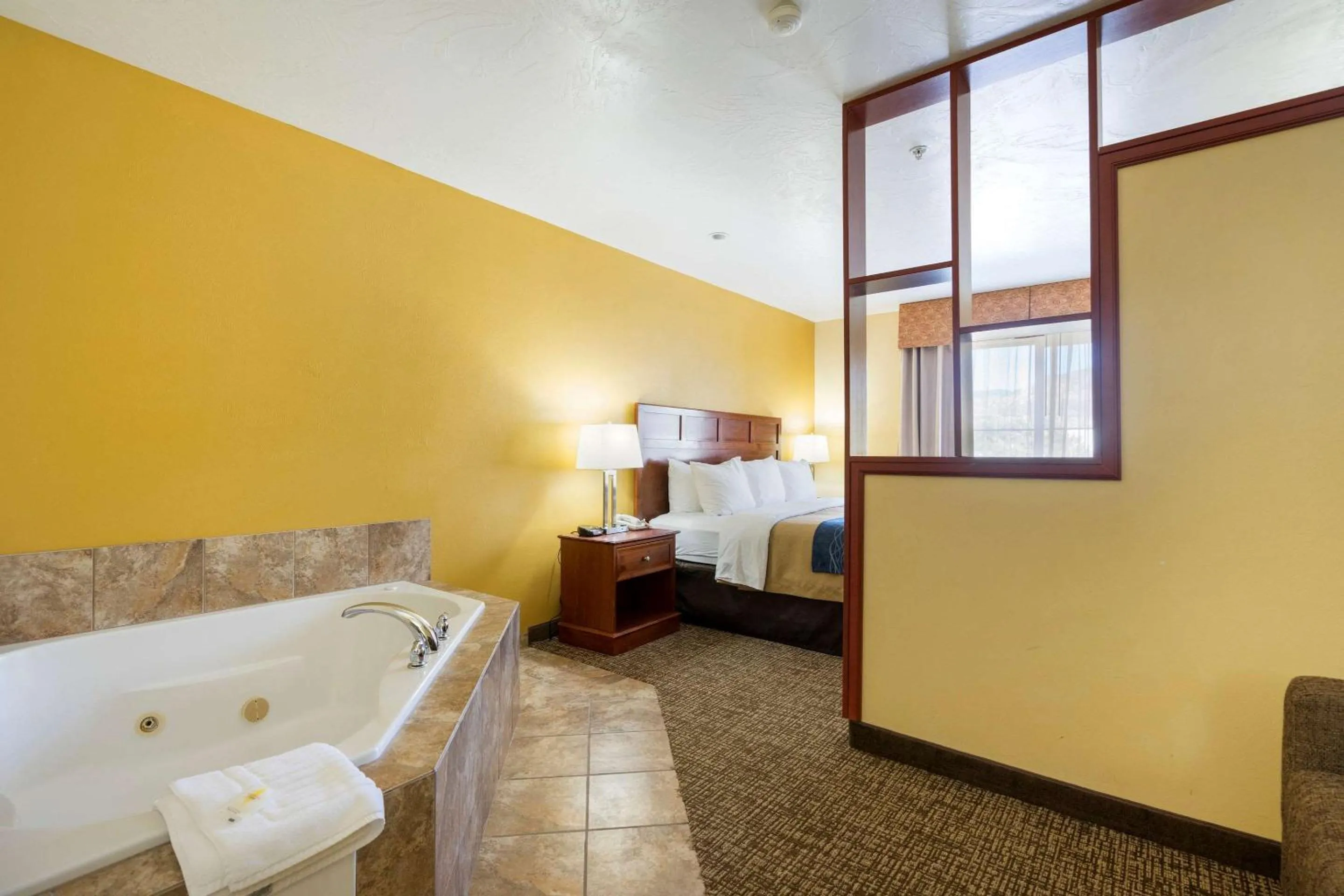 Photo of the whole room, Bed in Comfort Inn & Suites