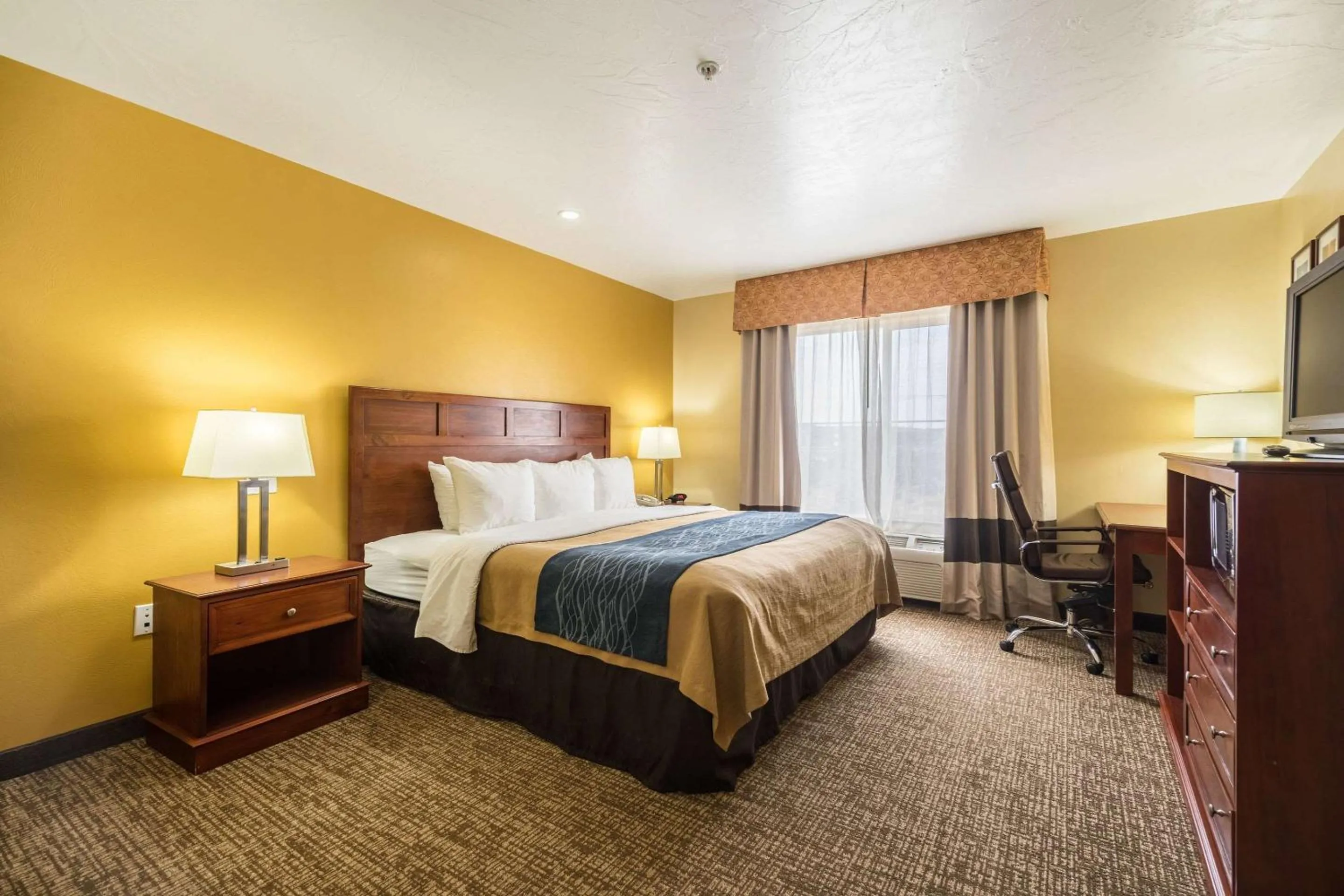 Photo of the whole room, Bed in Comfort Inn & Suites