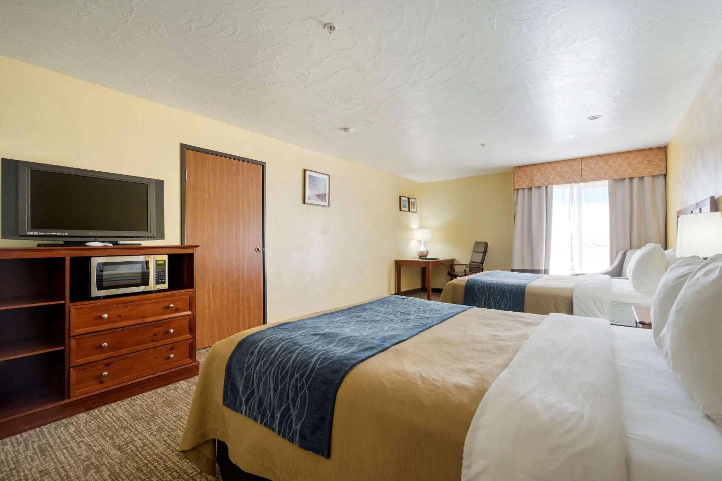Photo of the whole room, Bed in Comfort Inn & Suites
