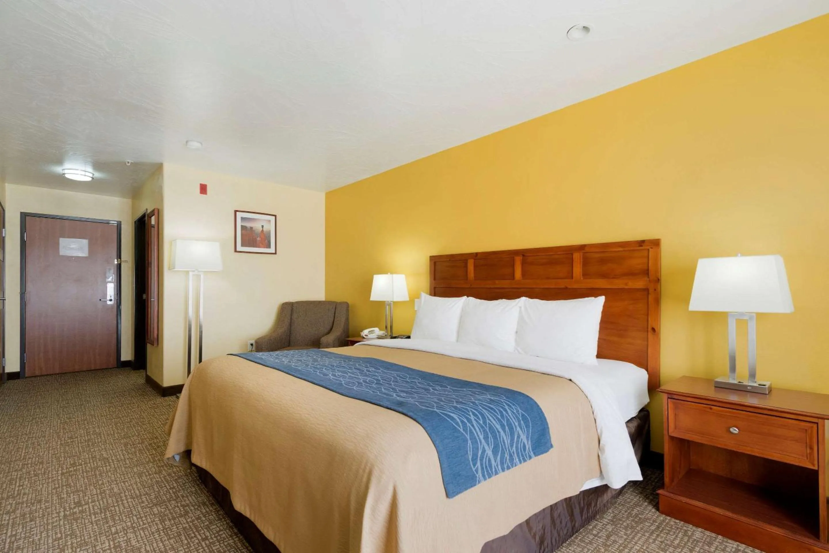 Photo of the whole room, Bed in Comfort Inn & Suites