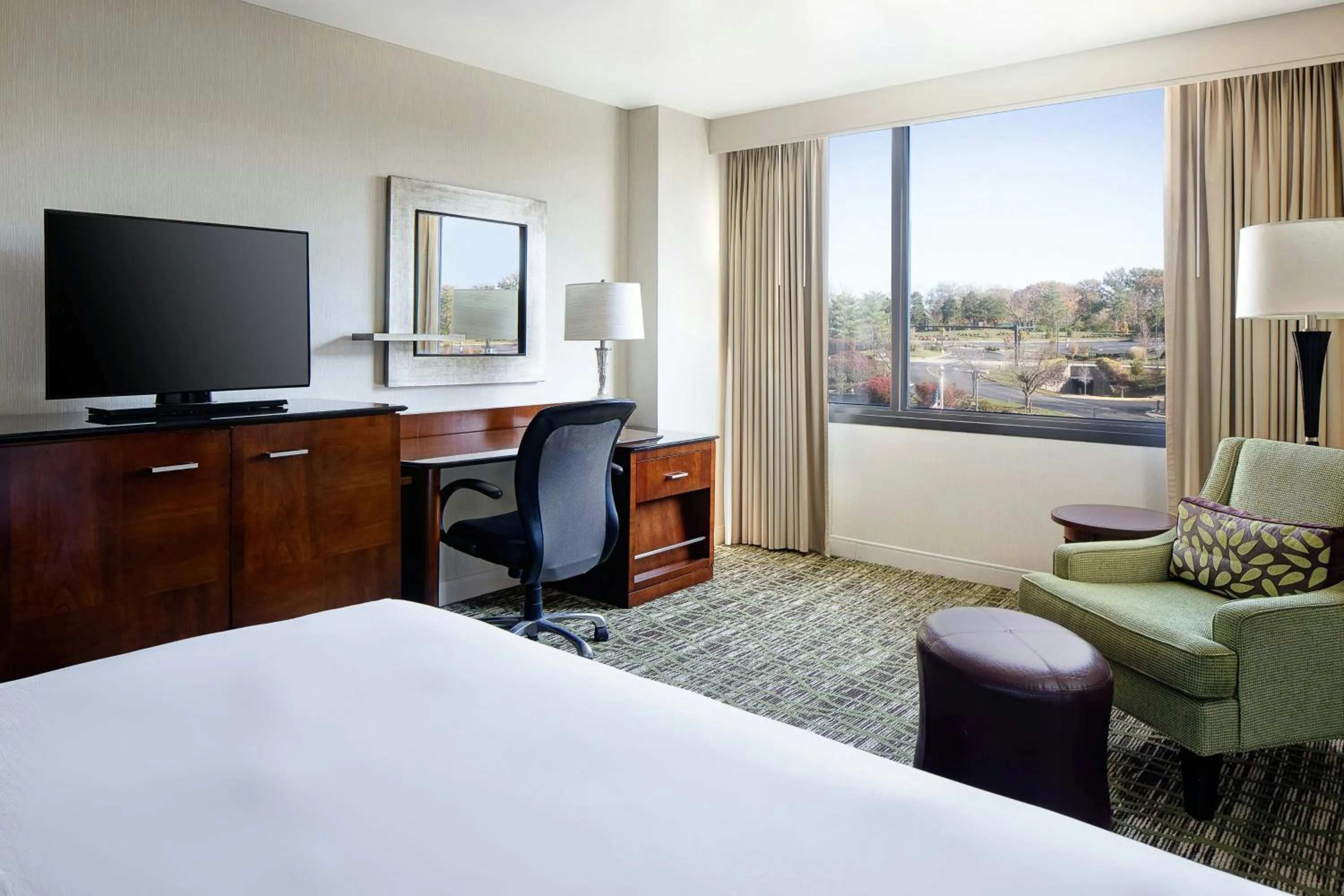 Photo of the whole room, Bed in Marriott St. Louis West