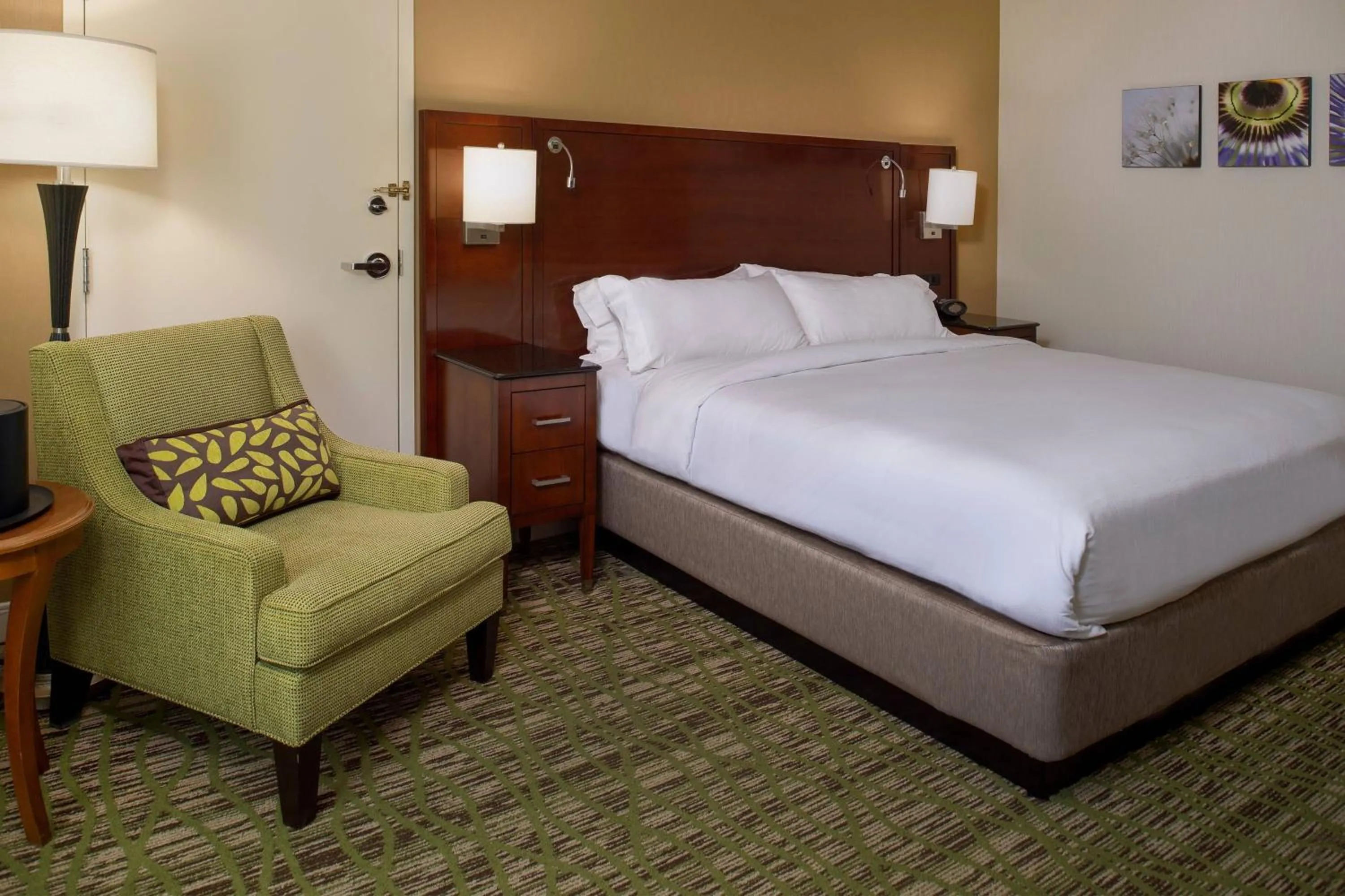 Photo of the whole room, Bed in Marriott St. Louis West
