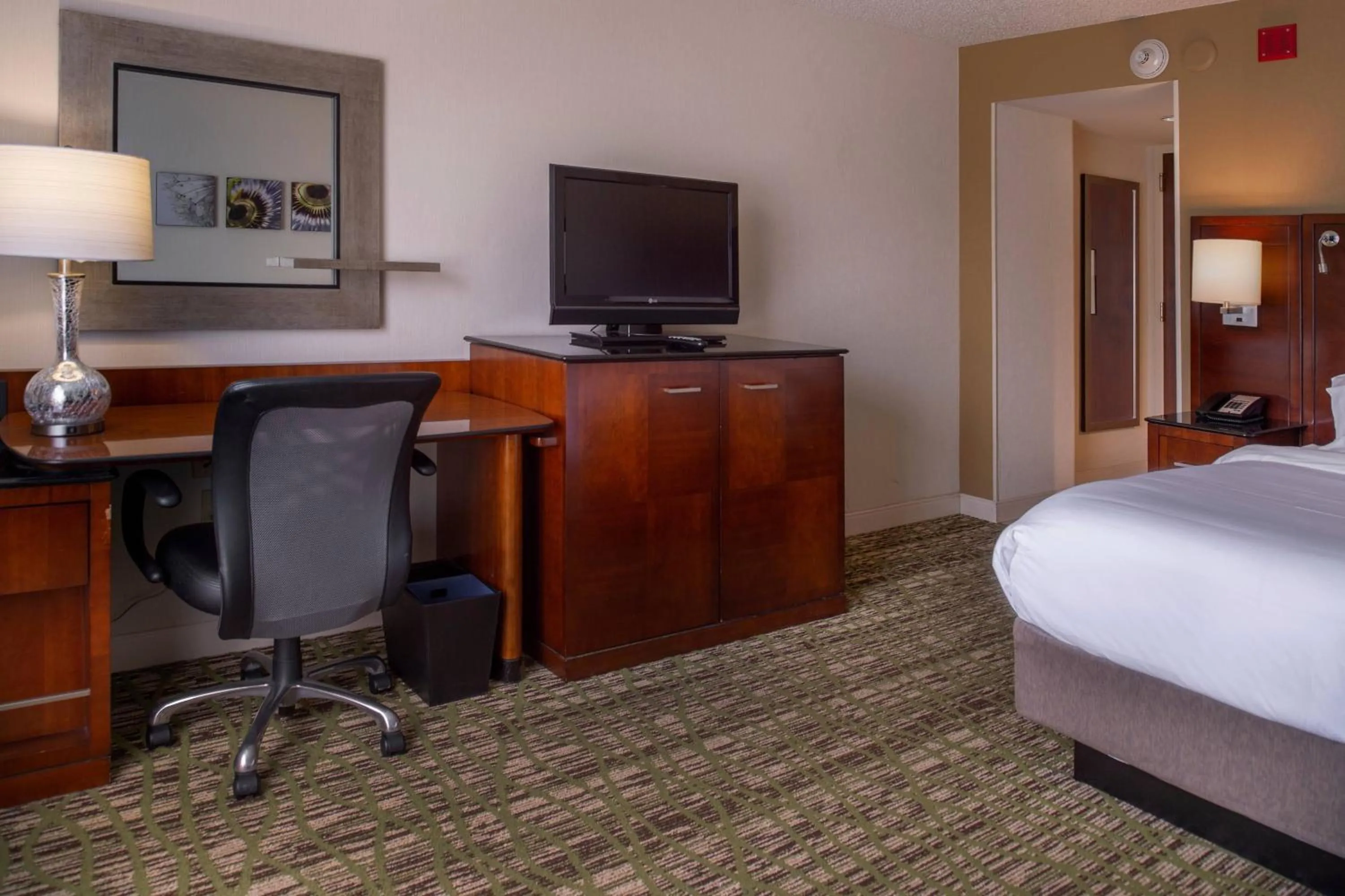 Photo of the whole room, Bed in Marriott St. Louis West