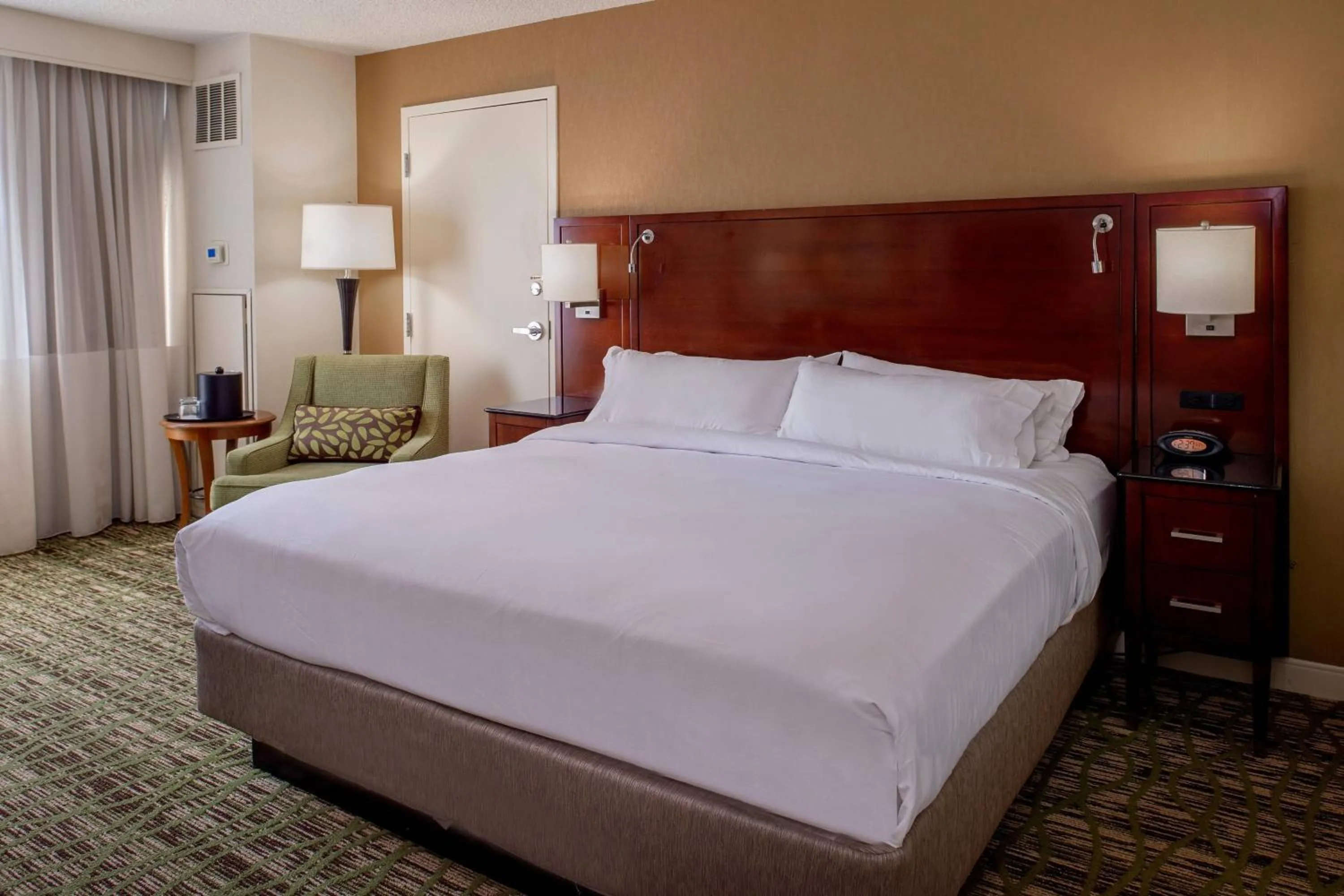 Photo of the whole room, Bed in Marriott St. Louis West