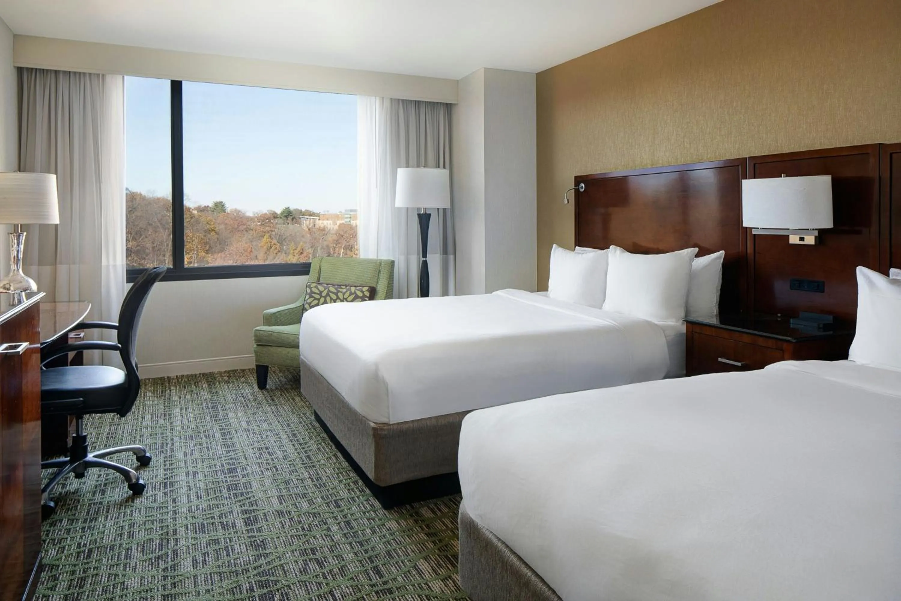 Photo of the whole room, Bed in Marriott St. Louis West