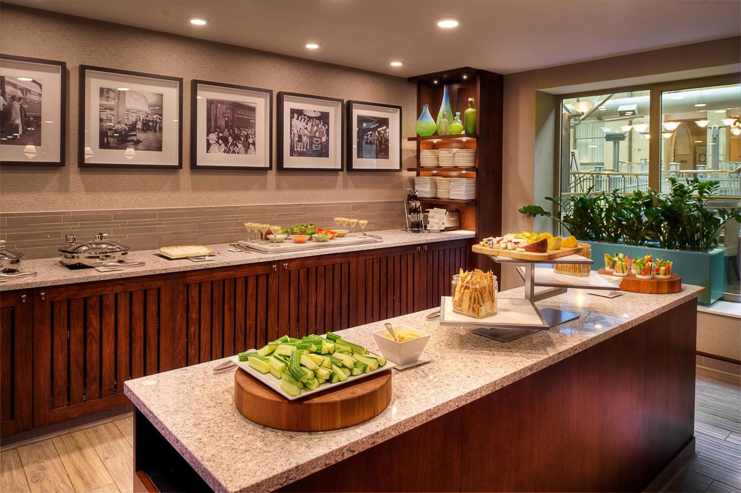 Restaurant/places to eat in St. Louis Union Station Hotel, Curio Collection by Hilton