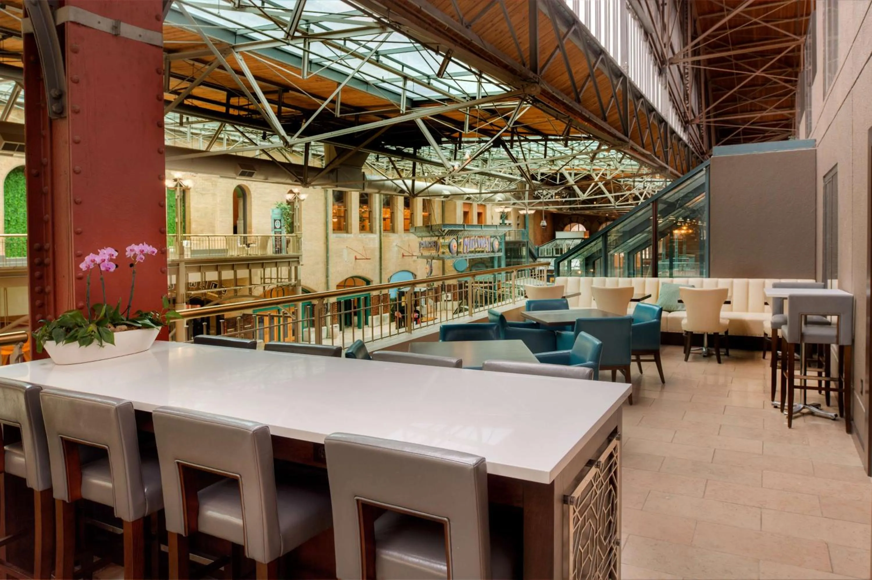 Restaurant/places to eat in St. Louis Union Station Hotel, Curio Collection by Hilton