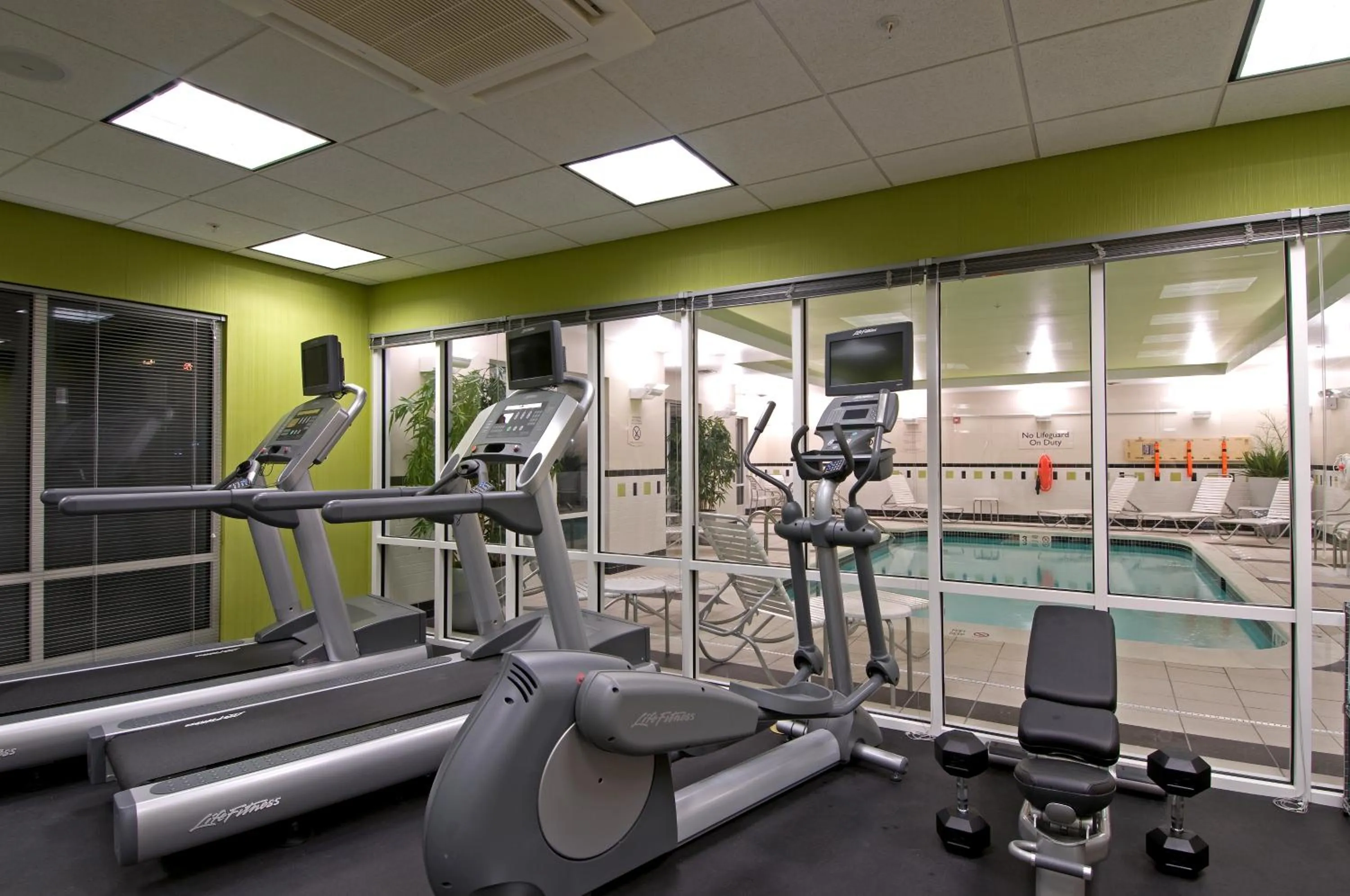 Swimming pool in Fairfield Inn & Suites by Marriott Verona