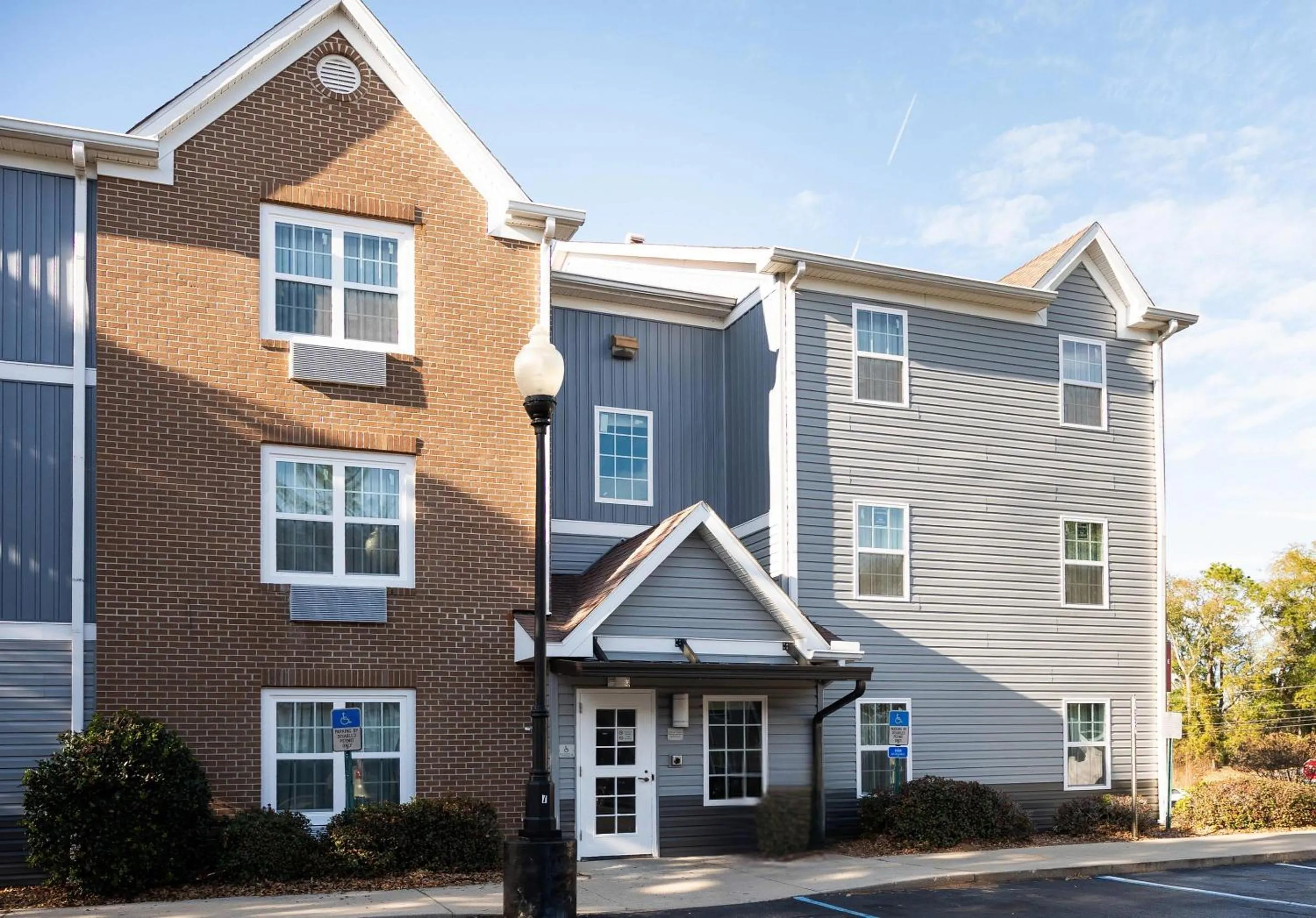 Property building in Alluxsuites at 1876, an Ascend Collection Hotel