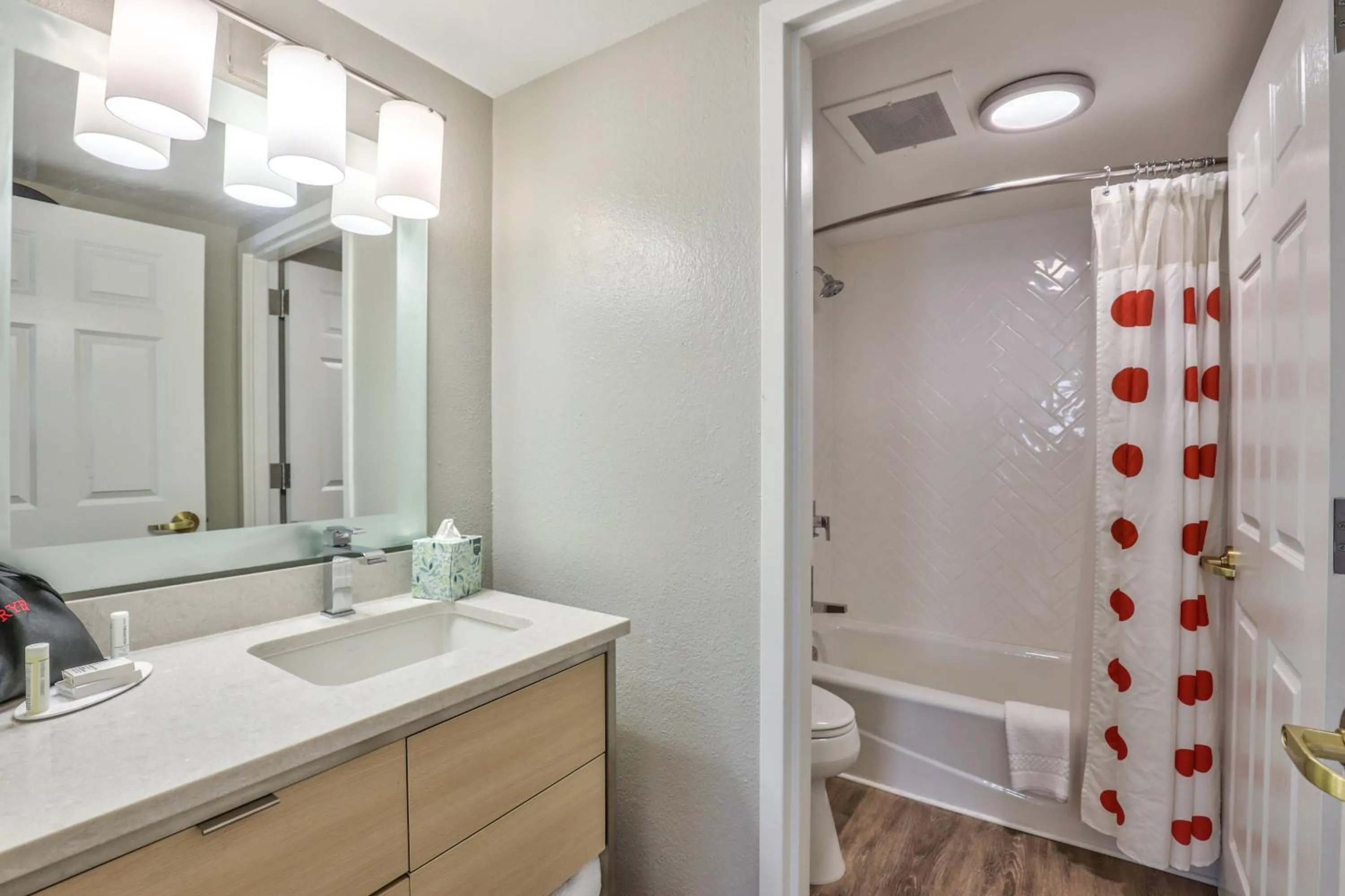 Bathroom in Alluxsuites at 1876, an Ascend Collection Hotel