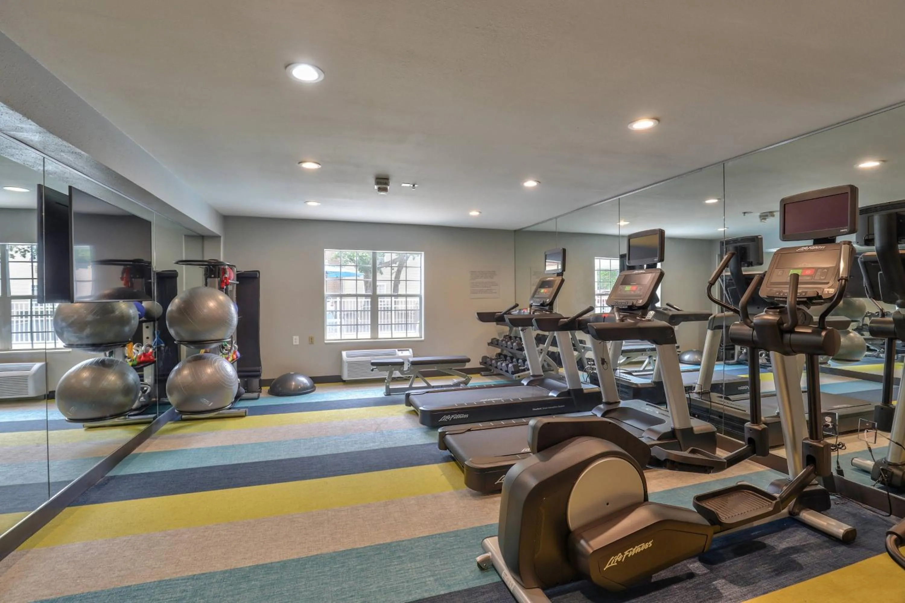 Fitness centre/facilities in Alluxsuites at 1876, an Ascend Collection Hotel