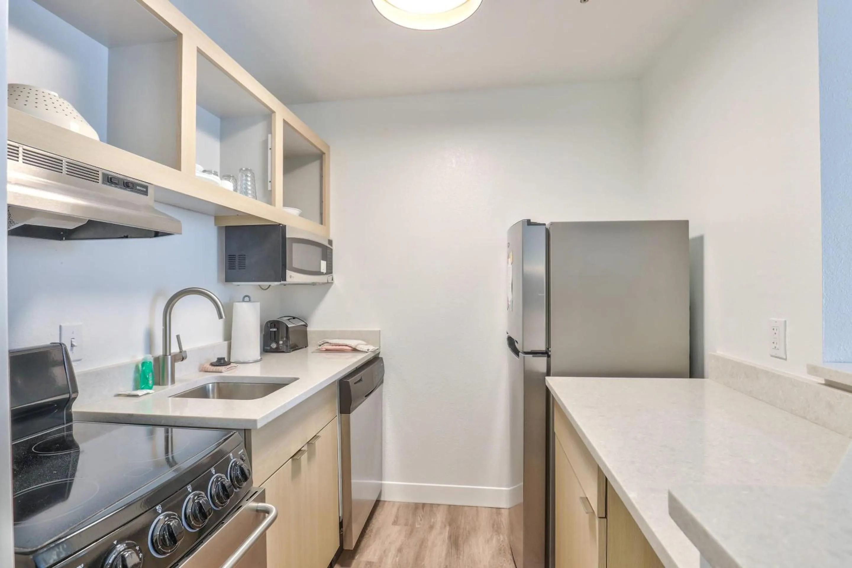 Kitchen or kitchenette in Alluxsuites at 1876, an Ascend Collection Hotel