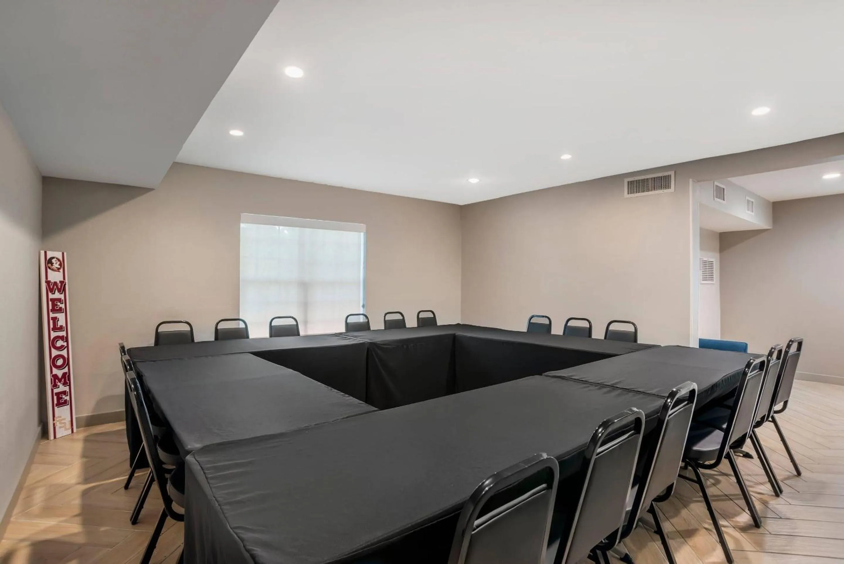 Meeting/conference room in Alluxsuites at 1876, an Ascend Collection Hotel