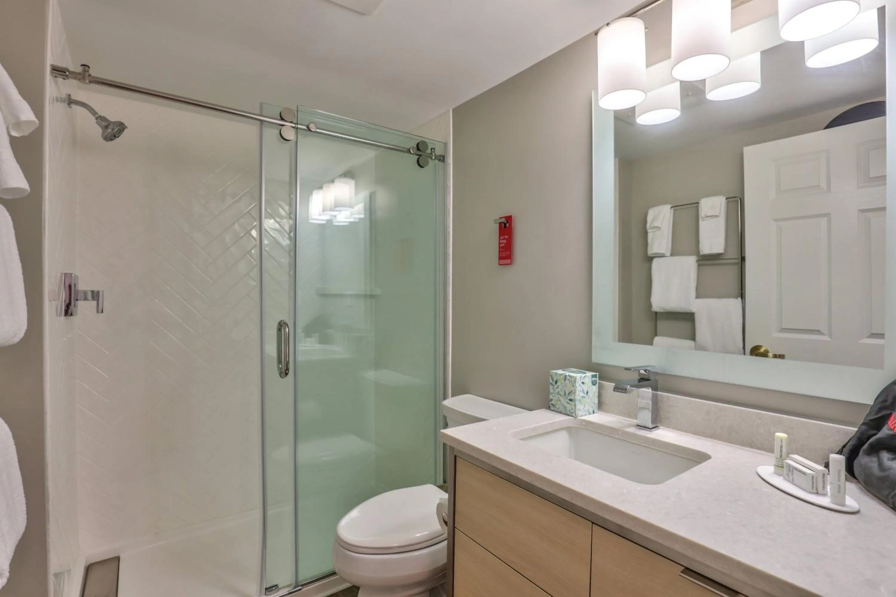 Bathroom in Alluxsuites at 1876, an Ascend Collection Hotel