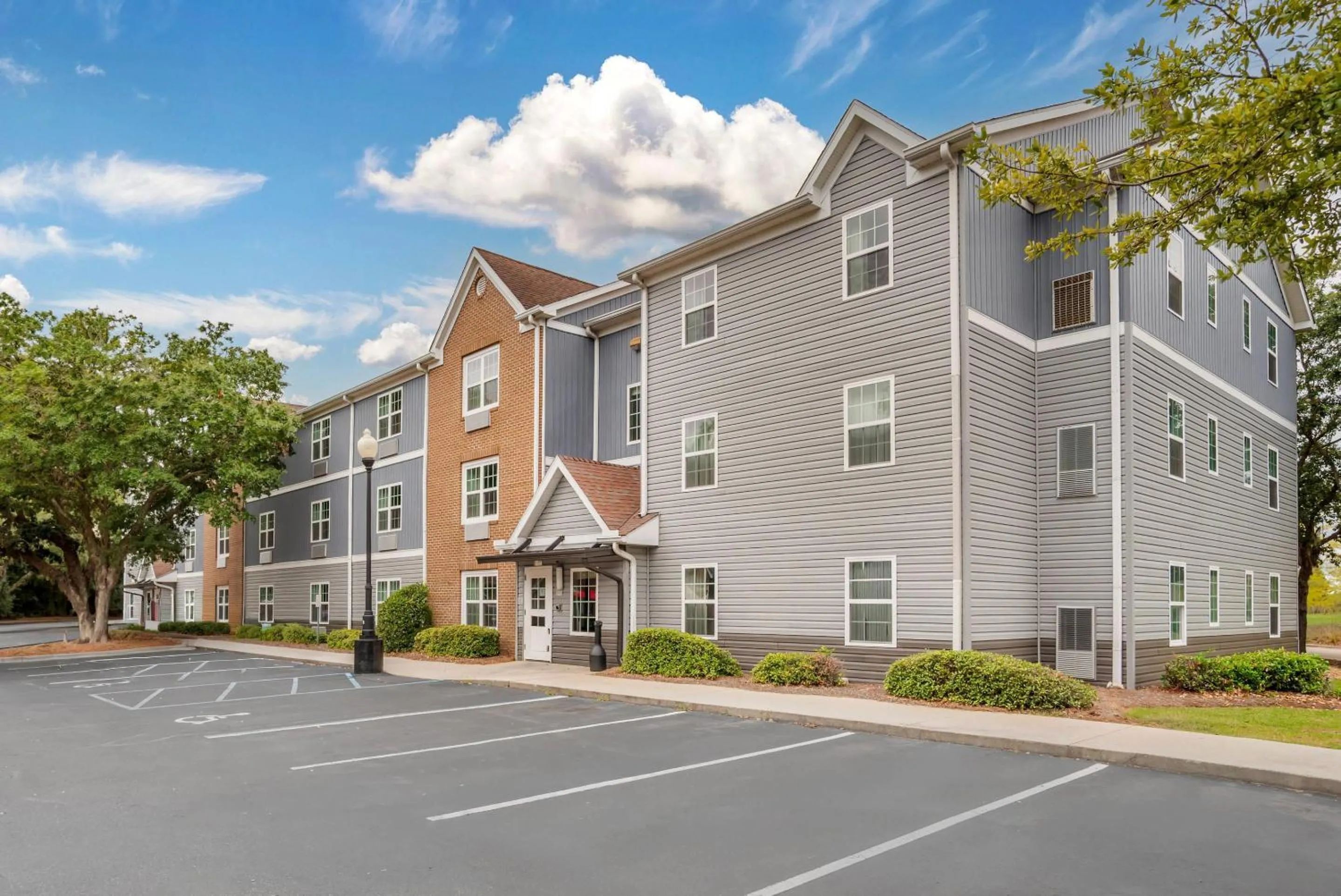 Property building in Alluxsuites at 1876, an Ascend Collection Hotel