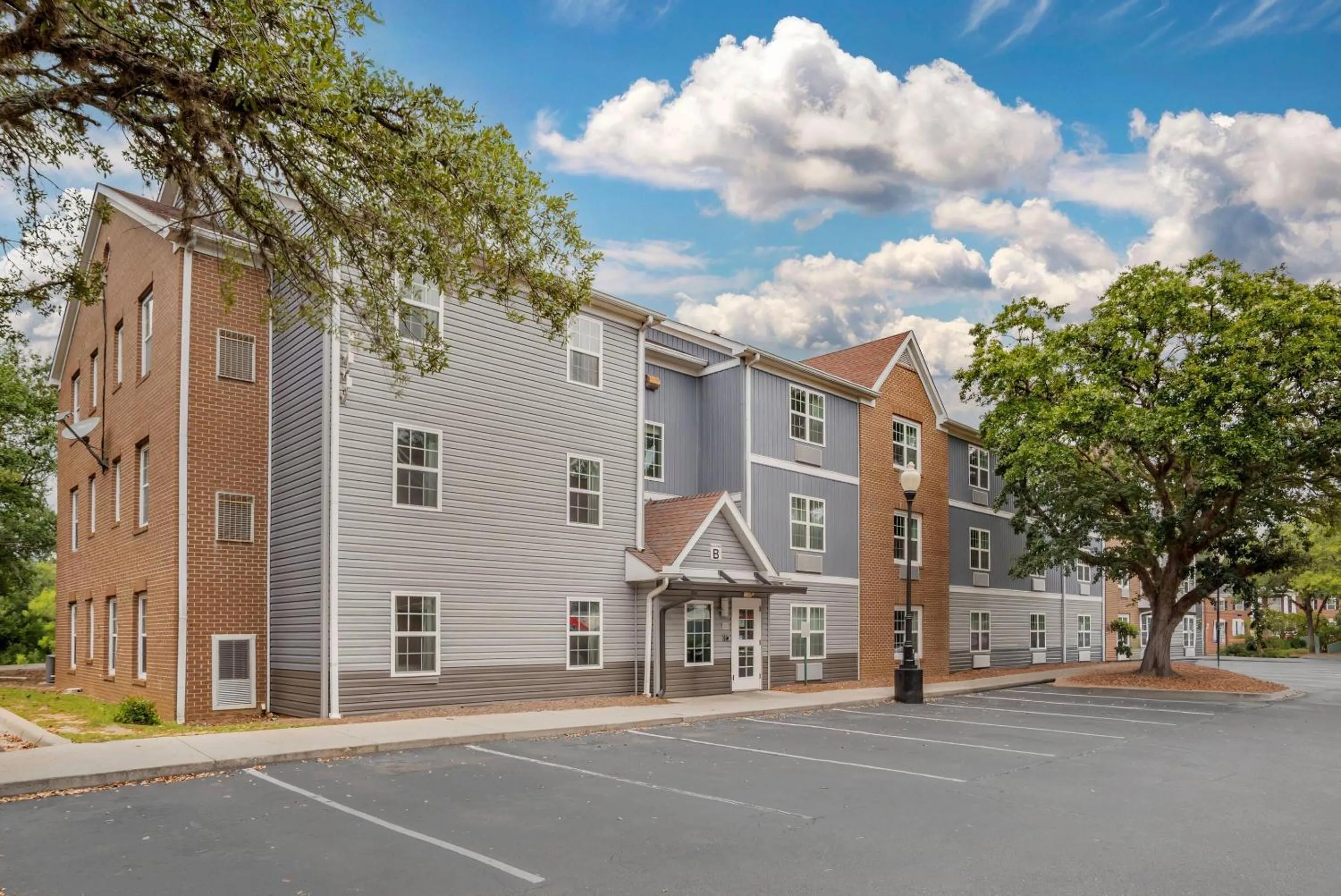 Property building in Alluxsuites at 1876, an Ascend Collection Hotel