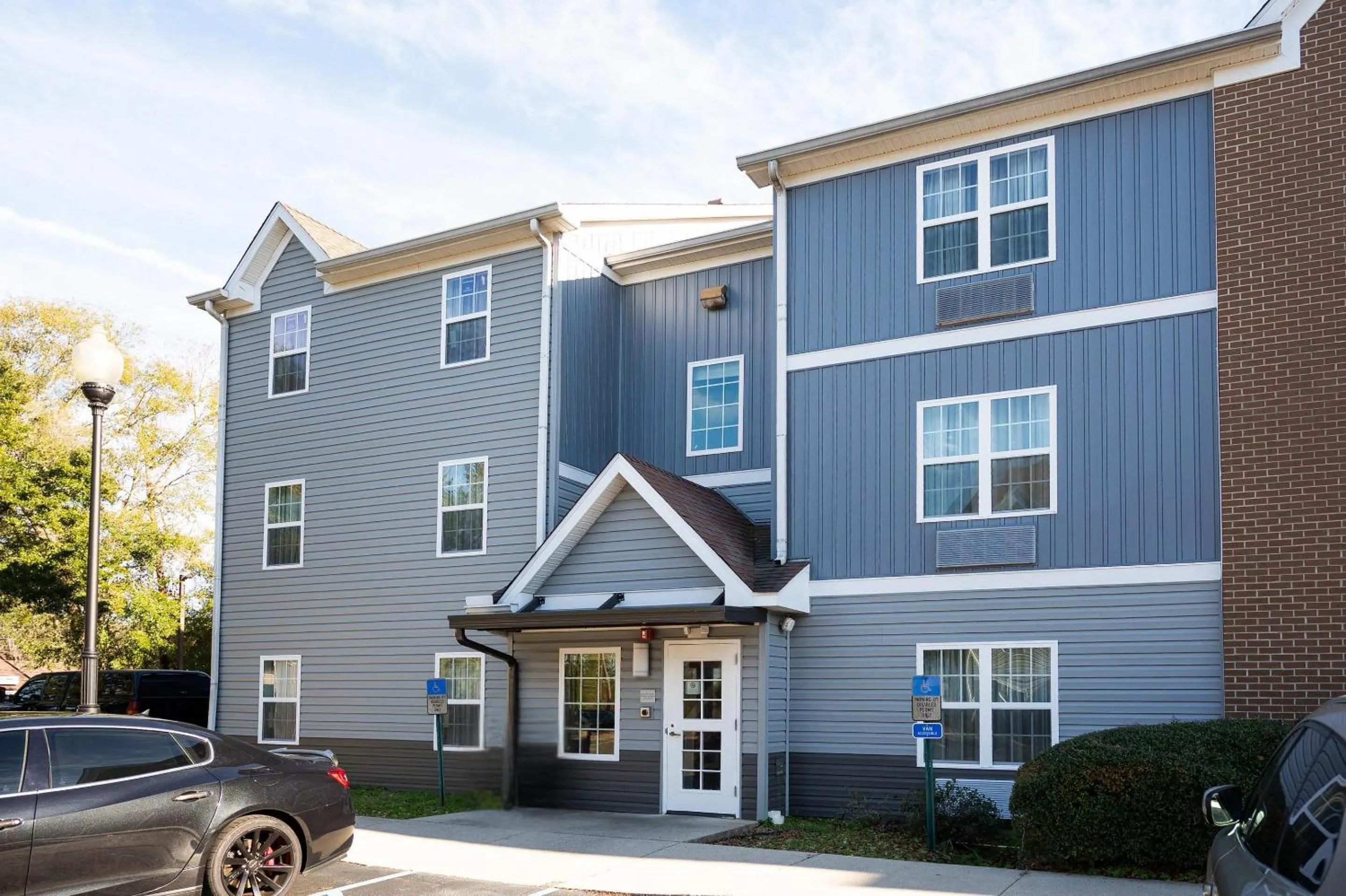 Property building in Alluxsuites at 1876, an Ascend Collection Hotel