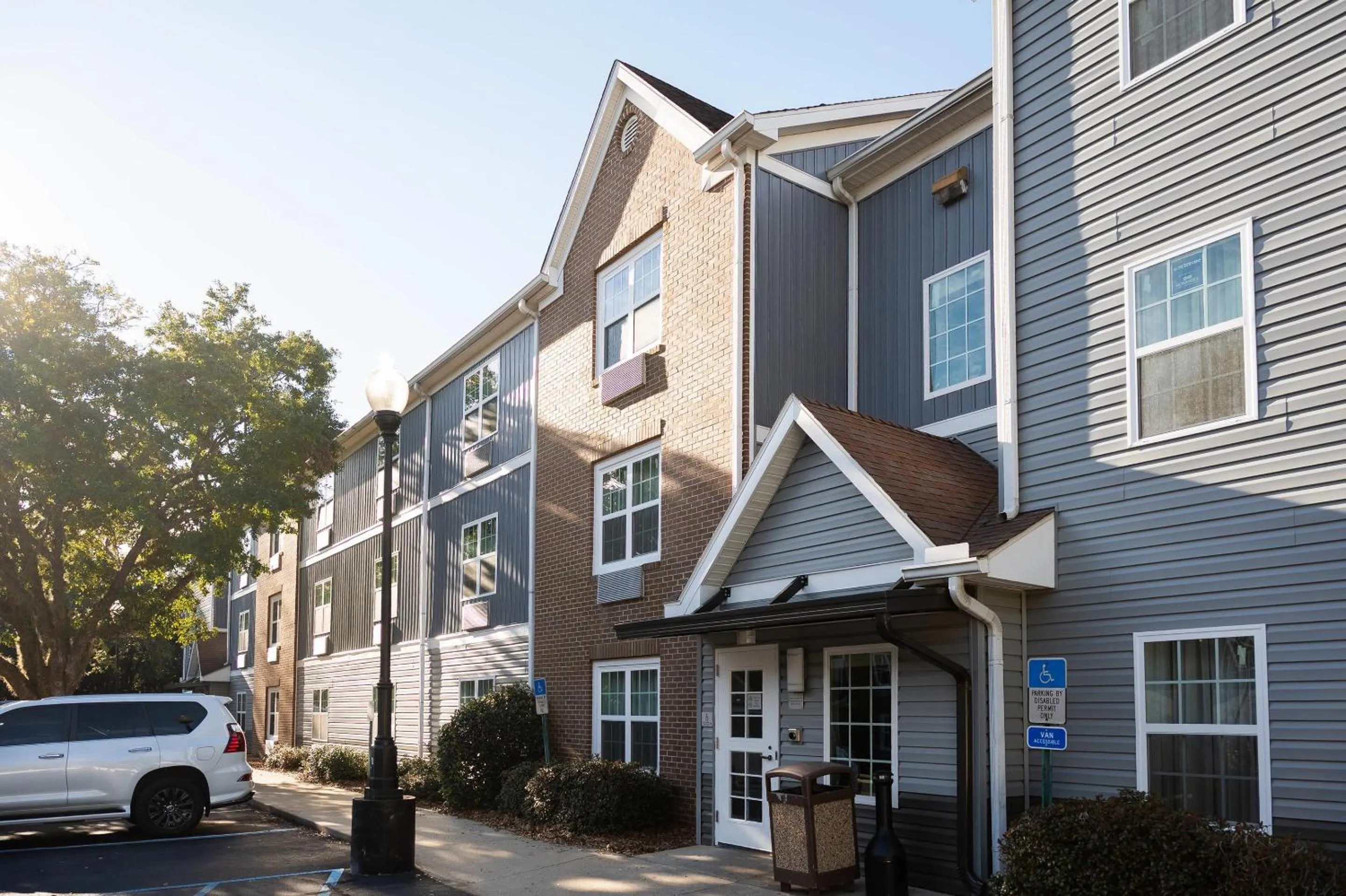 Property building in Alluxsuites at 1876, an Ascend Collection Hotel