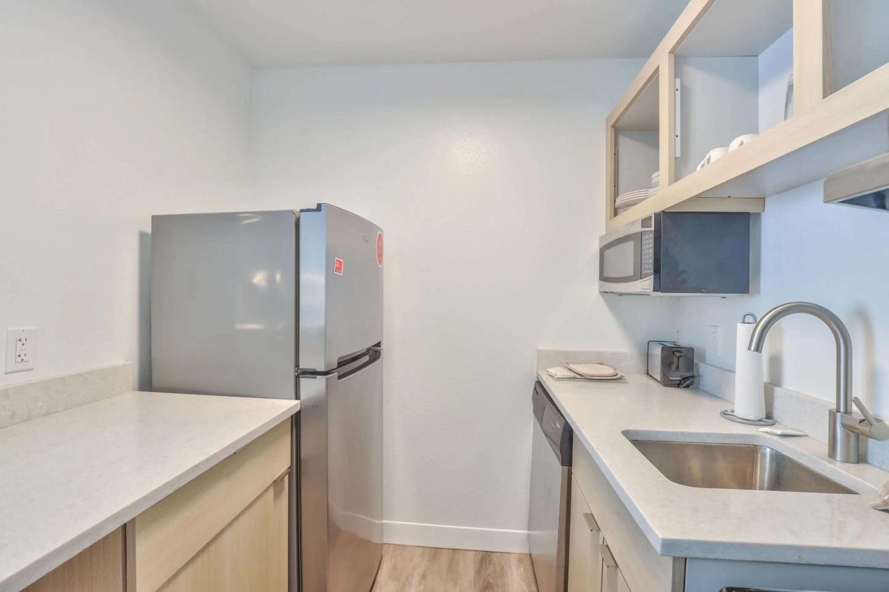 Kitchen or kitchenette in Alluxsuites at 1876, an Ascend Collection Hotel