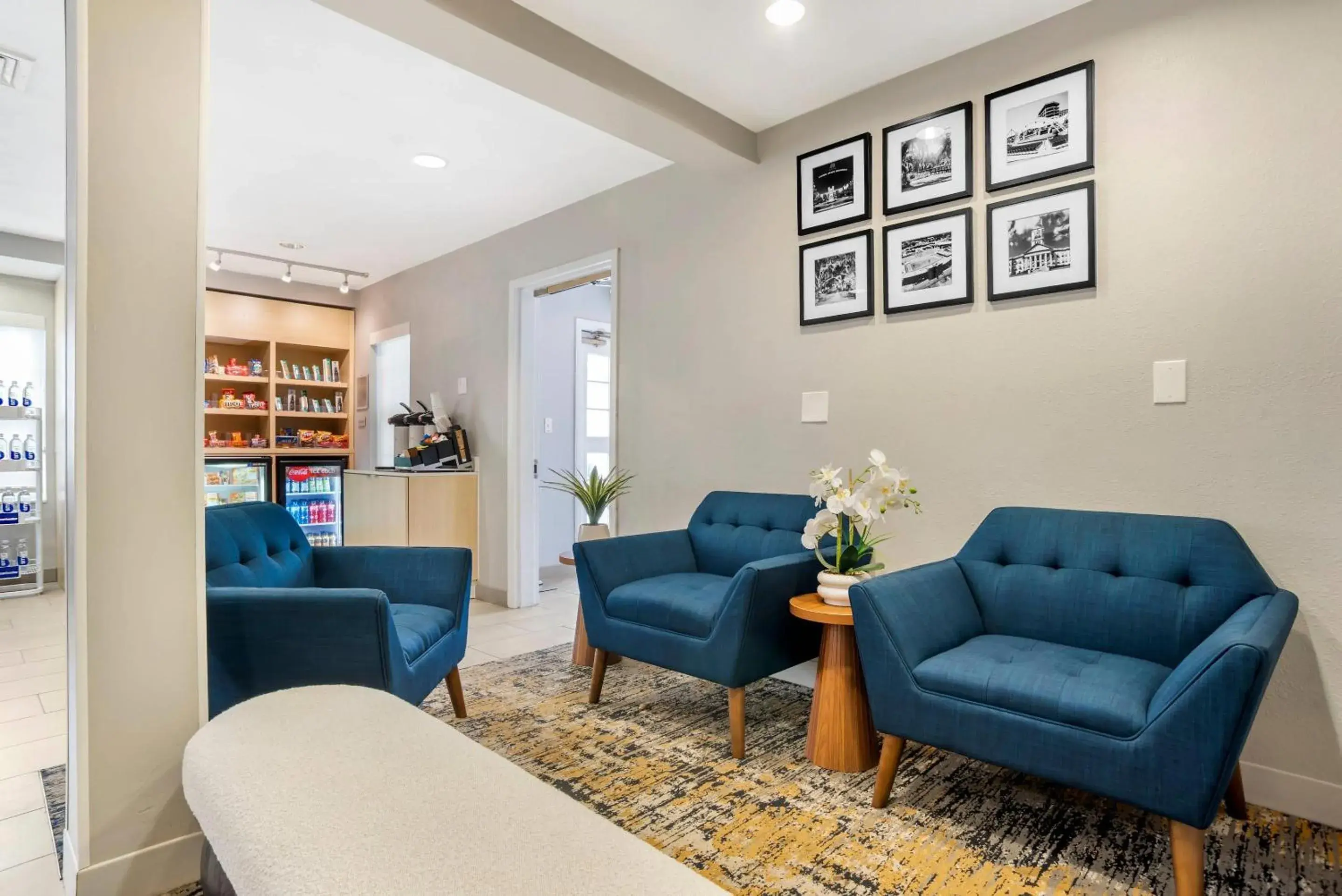 Lobby or reception in Alluxsuites at 1876, an Ascend Collection Hotel Lobby or reception in Alluxsuites at 1876, an Ascend Collection Hotel