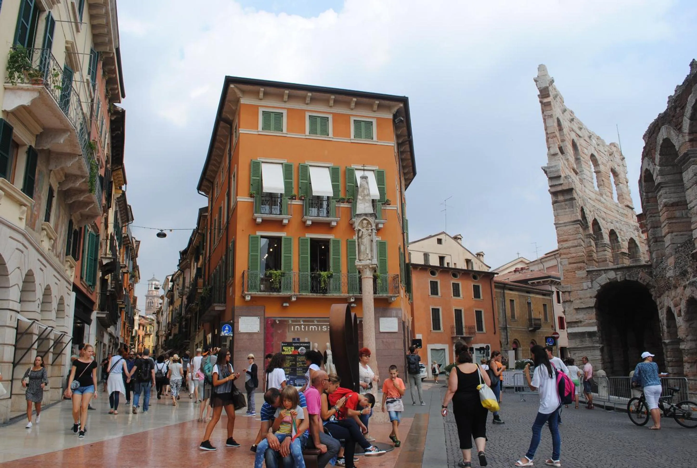 Neighbourhood in Dreaming Verona Rooms