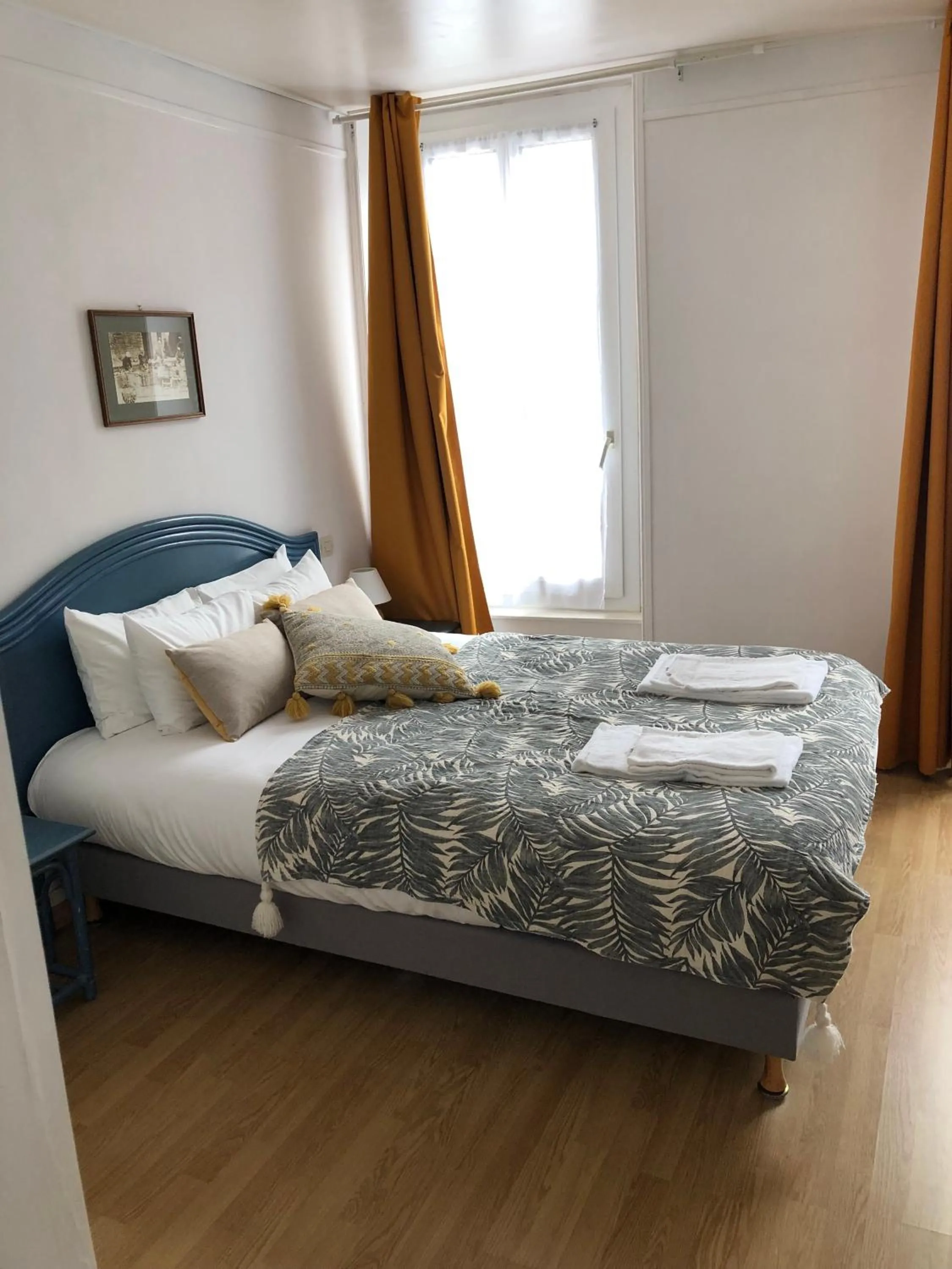 Bed in Hôtel d'Arromanches Pappagall
