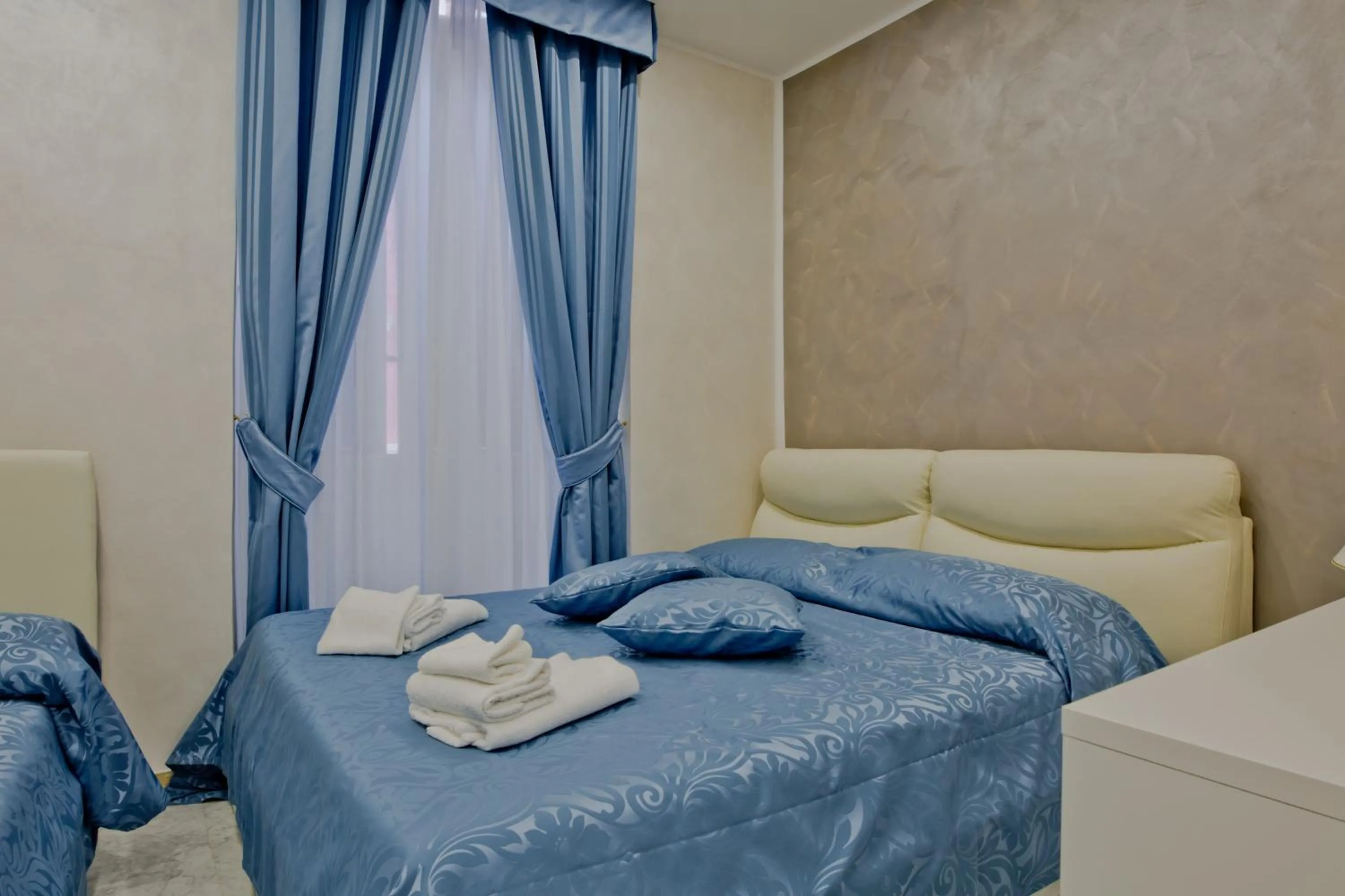 Photo of the whole room, Bed in Oscar 2