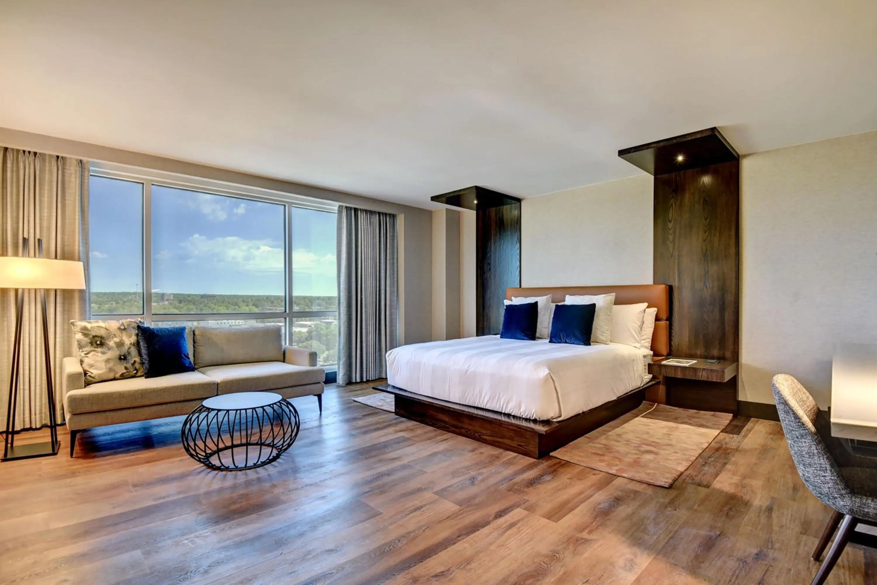 Photo of the whole room, Bed in Tulsa Marriott Southern Hills