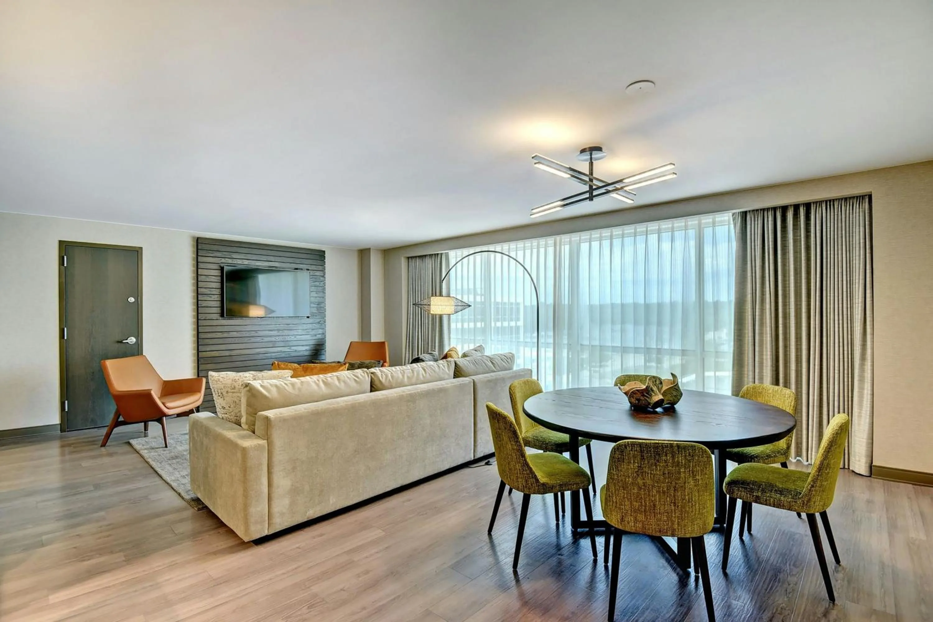 Photo of the whole room in Tulsa Marriott Southern Hills