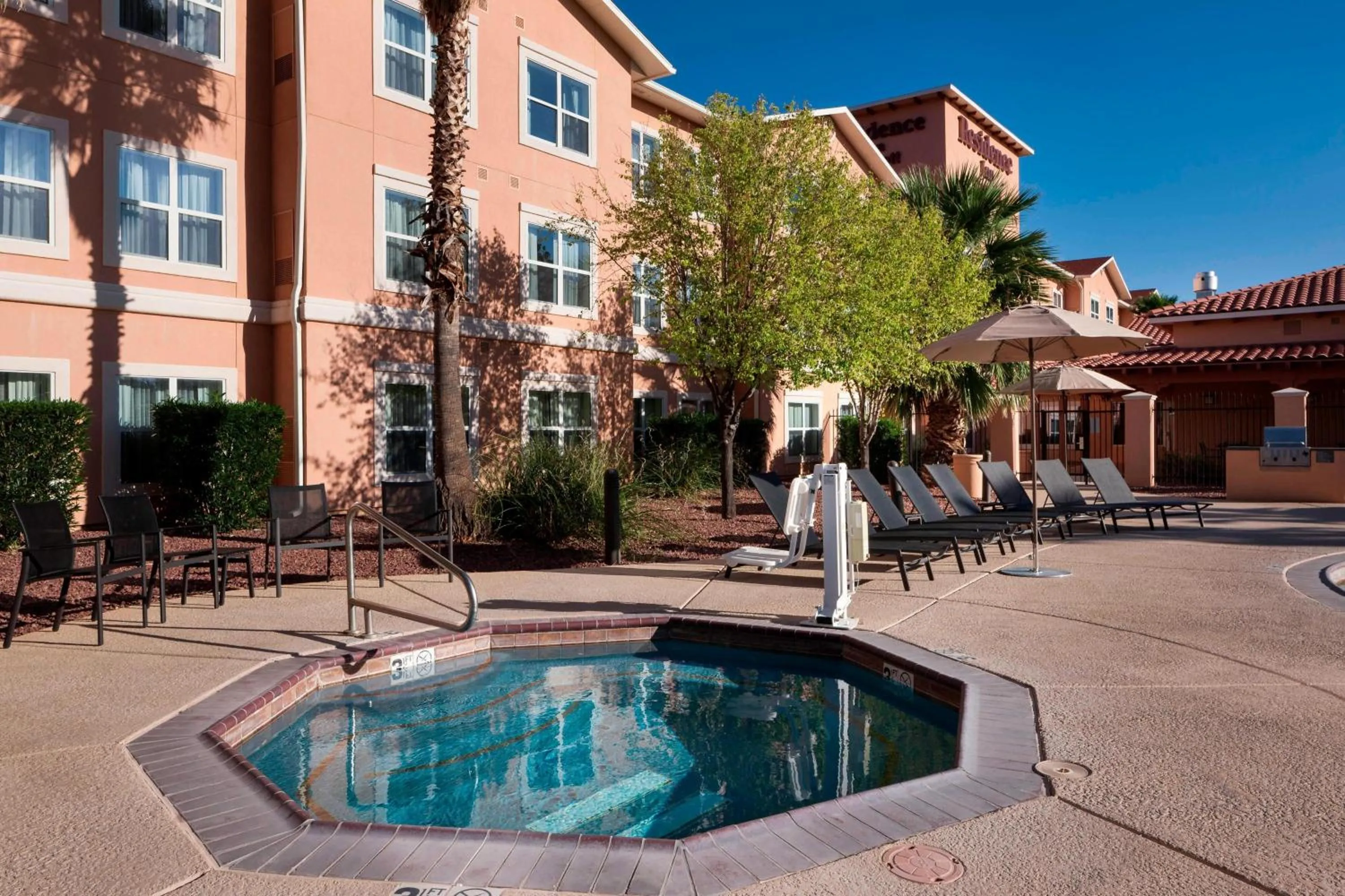 Swimming pool in Residence Inn Tucson Airport