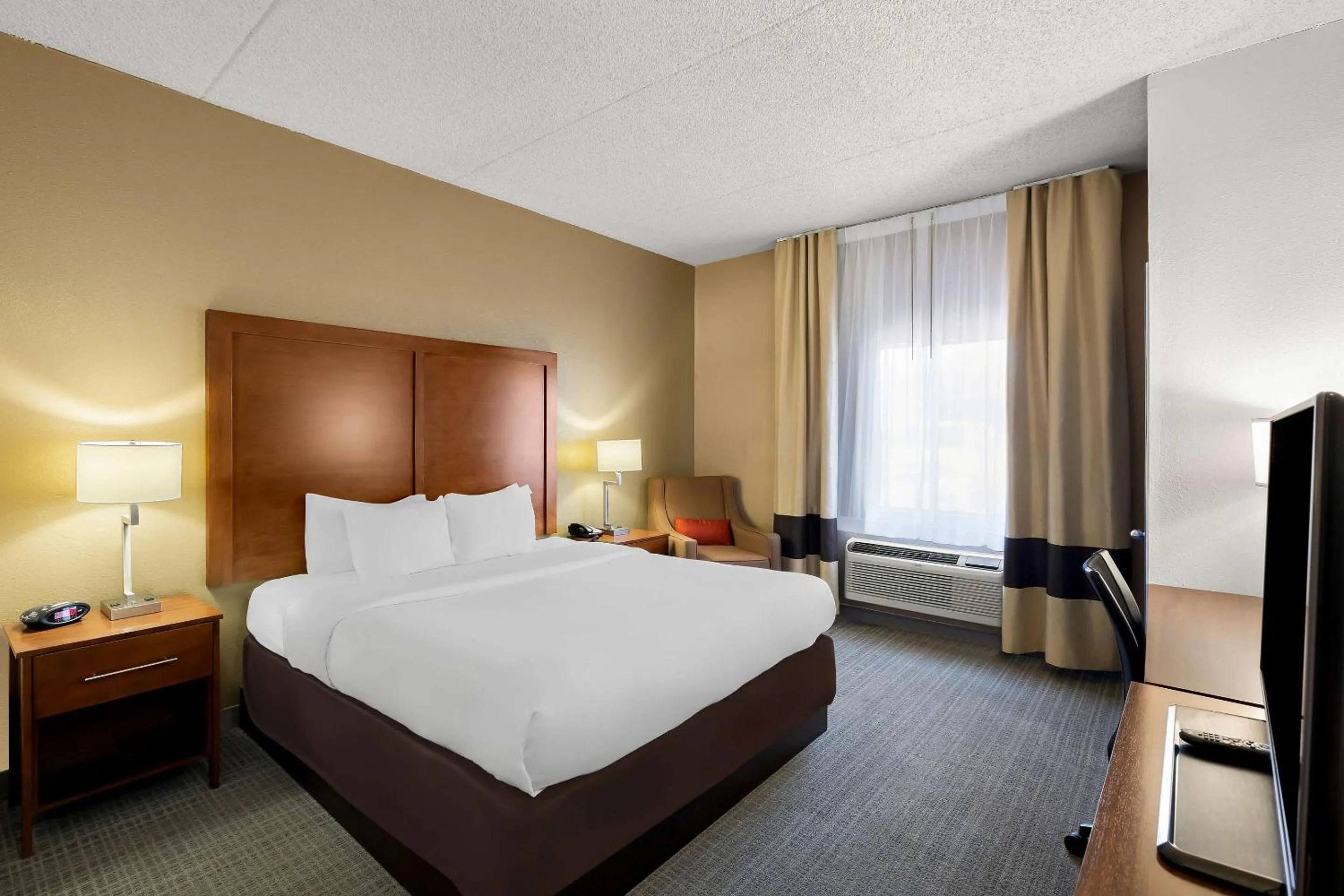 Bedroom, Bed in Comfort Inn & Suites near Kino Sports Complex