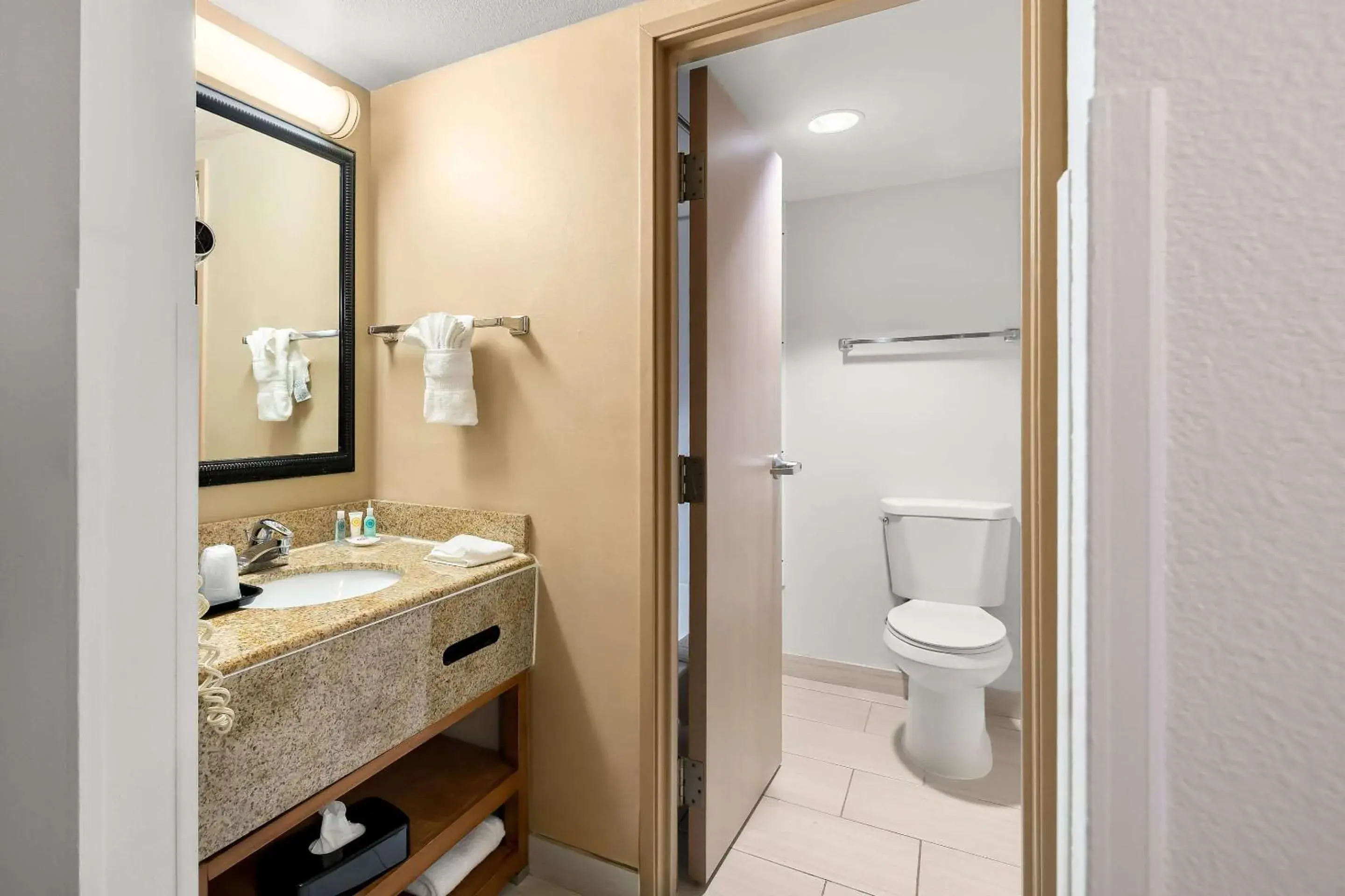 Bedroom in Comfort Inn & Suites near Kino Sports Complex Bedroom in Comfort Inn & Suites near Kino Sports Complex