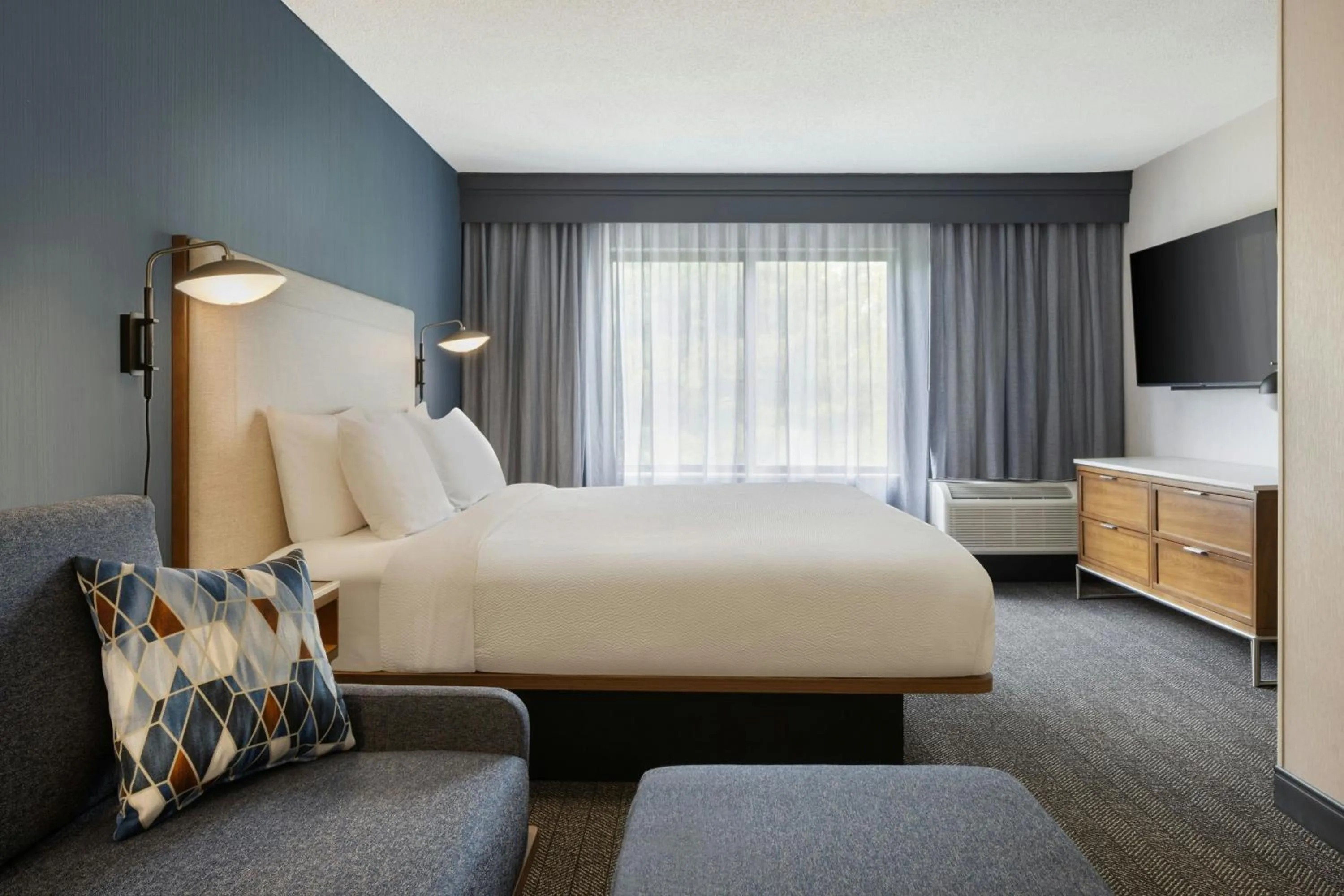 Bedroom, Bed in Courtyard by Marriott Traverse City