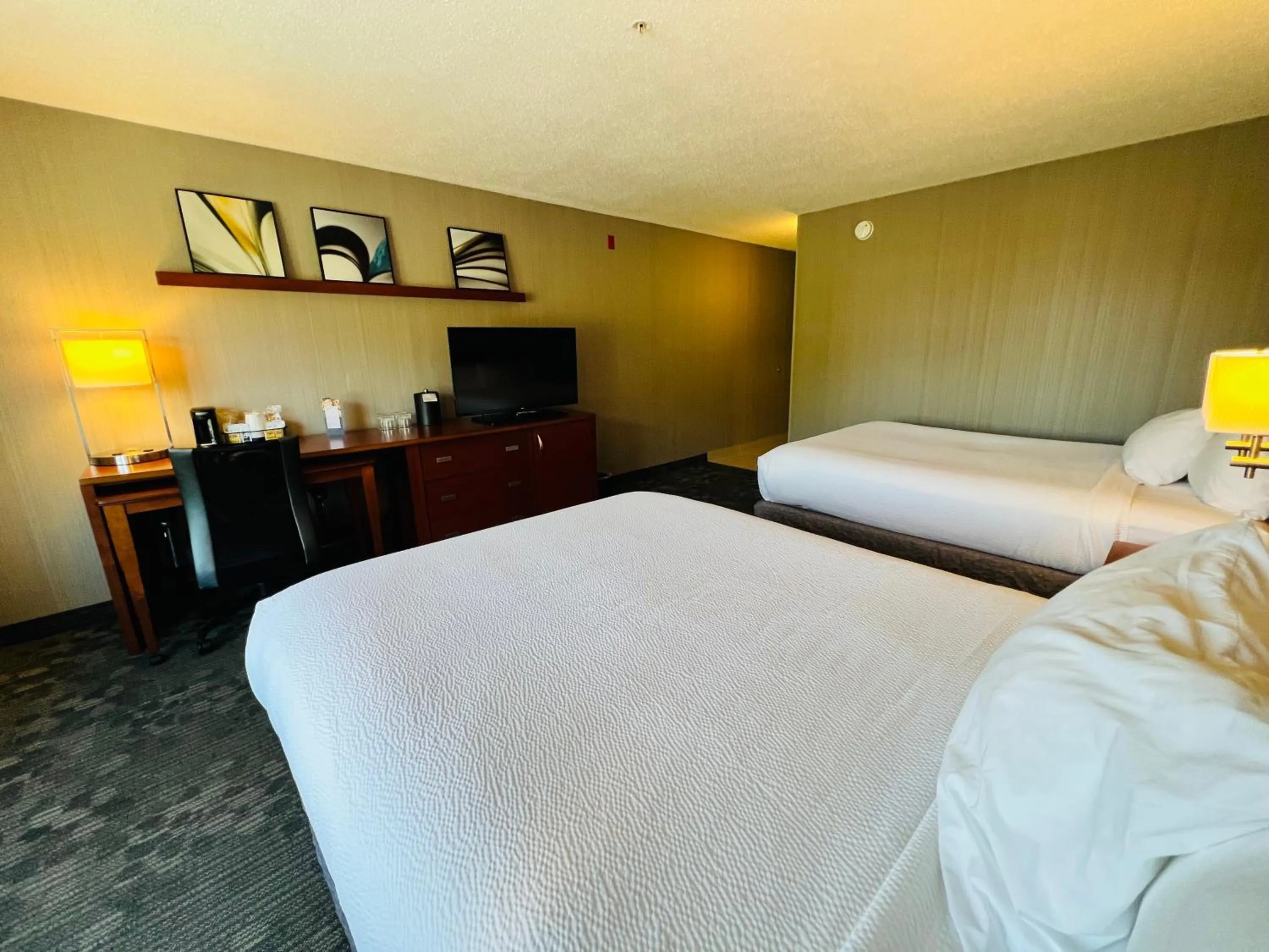 Photo of the whole room, Bed in Courtyard by Marriott Traverse City