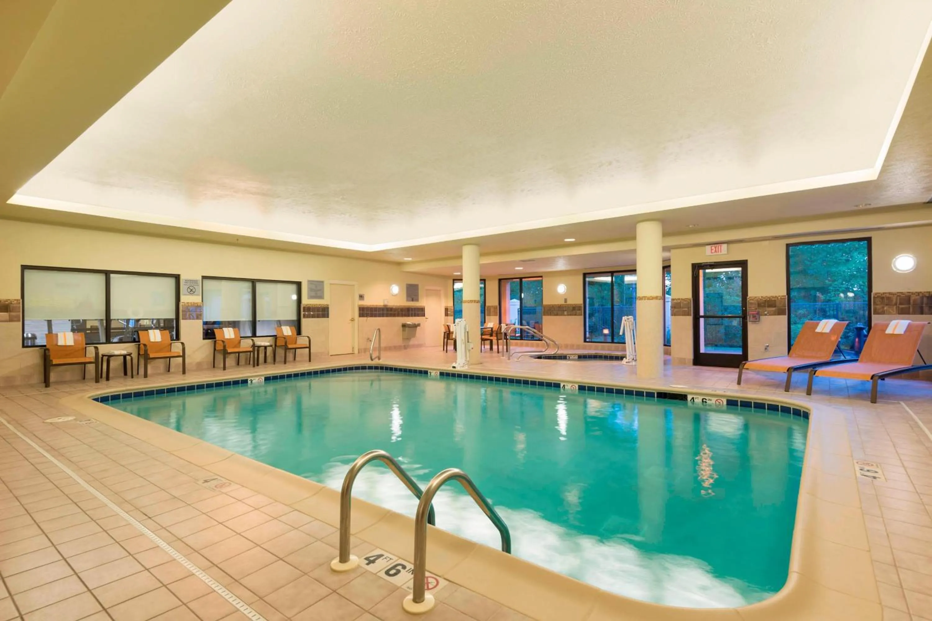 Swimming pool in Courtyard by Marriott Traverse City