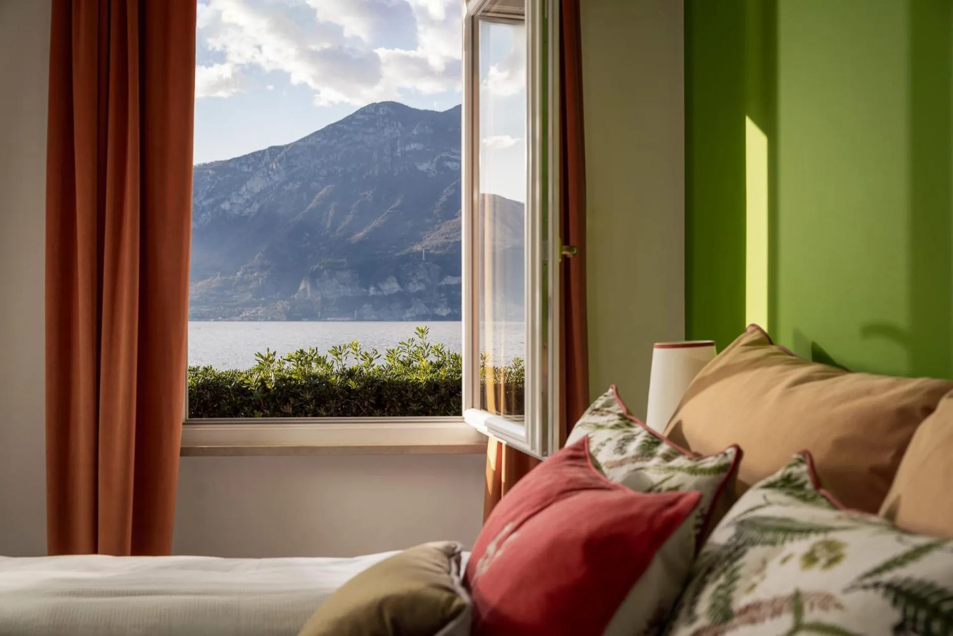 Lake view, Bed in La Caletta Hotel Bolognese