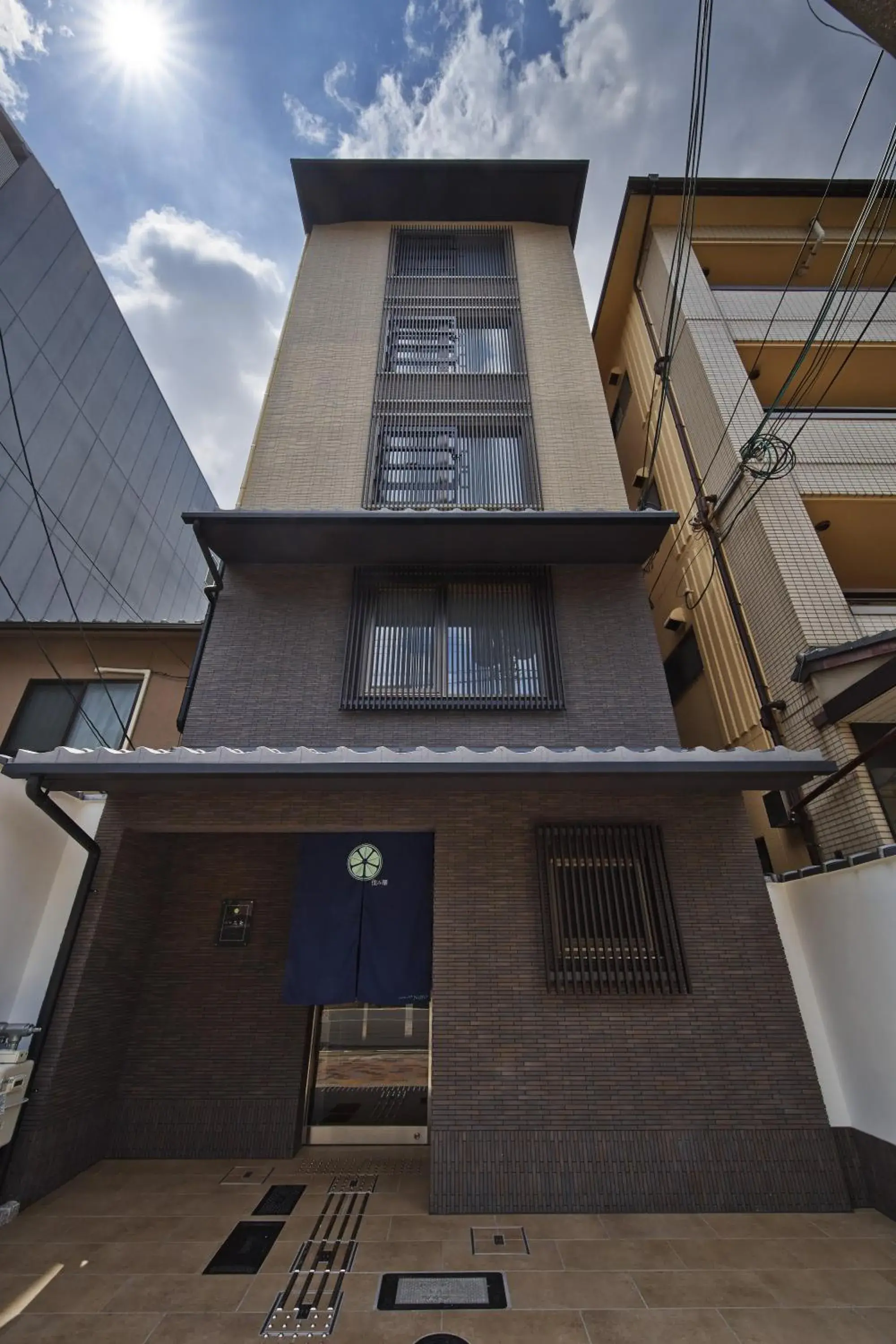 Facade/entrance in Number 6 Nijo Facade/entrance in Number 6 Nijo