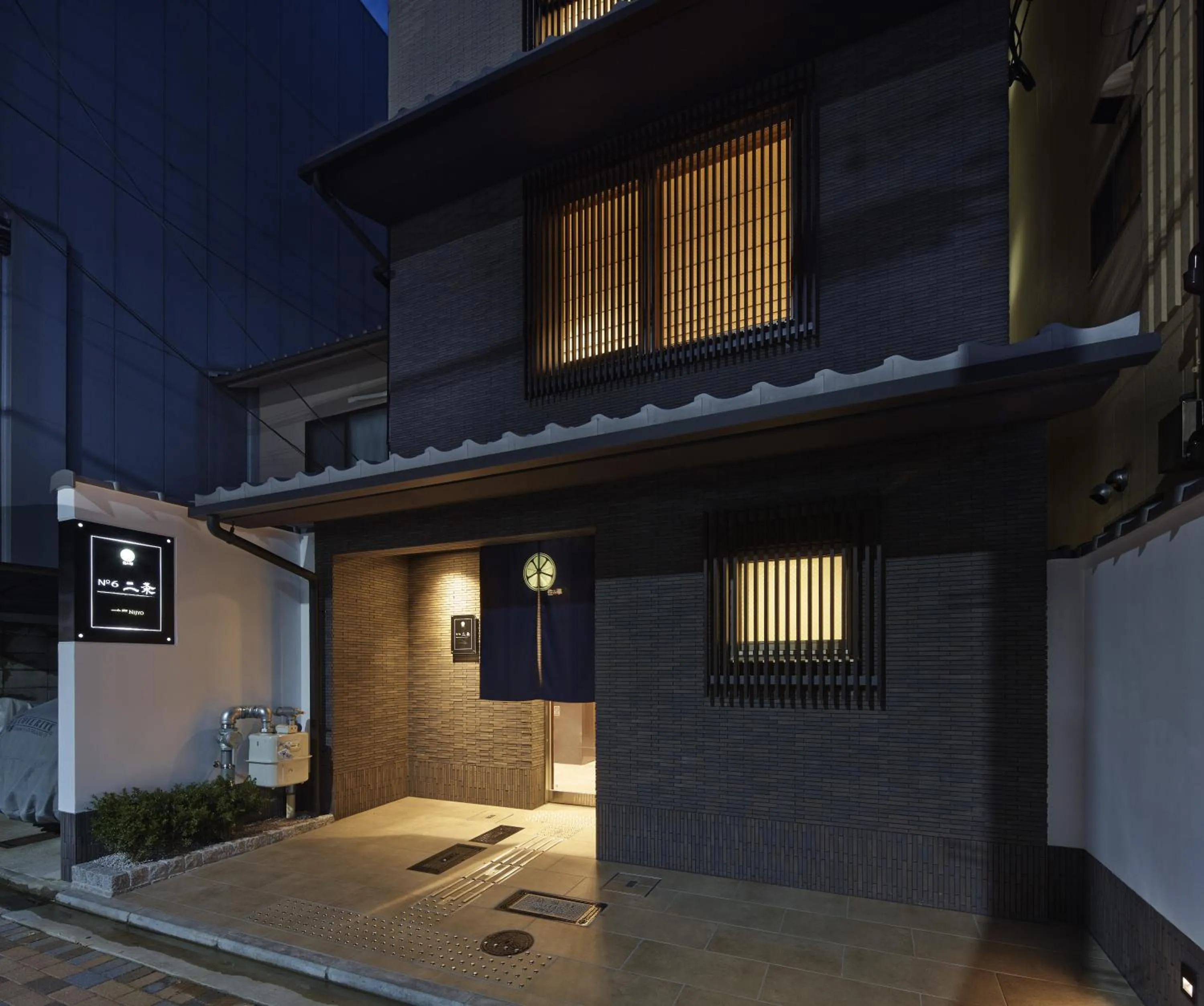 Facade/entrance in Number 6 Nijo