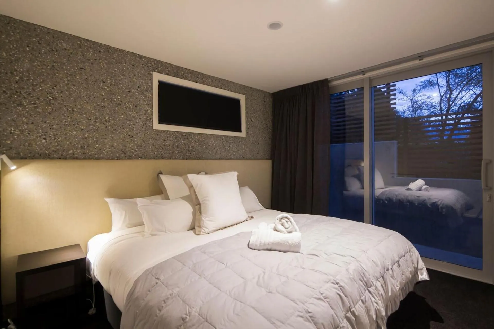 Bed in Central Queenstown Melbourne St Apartment