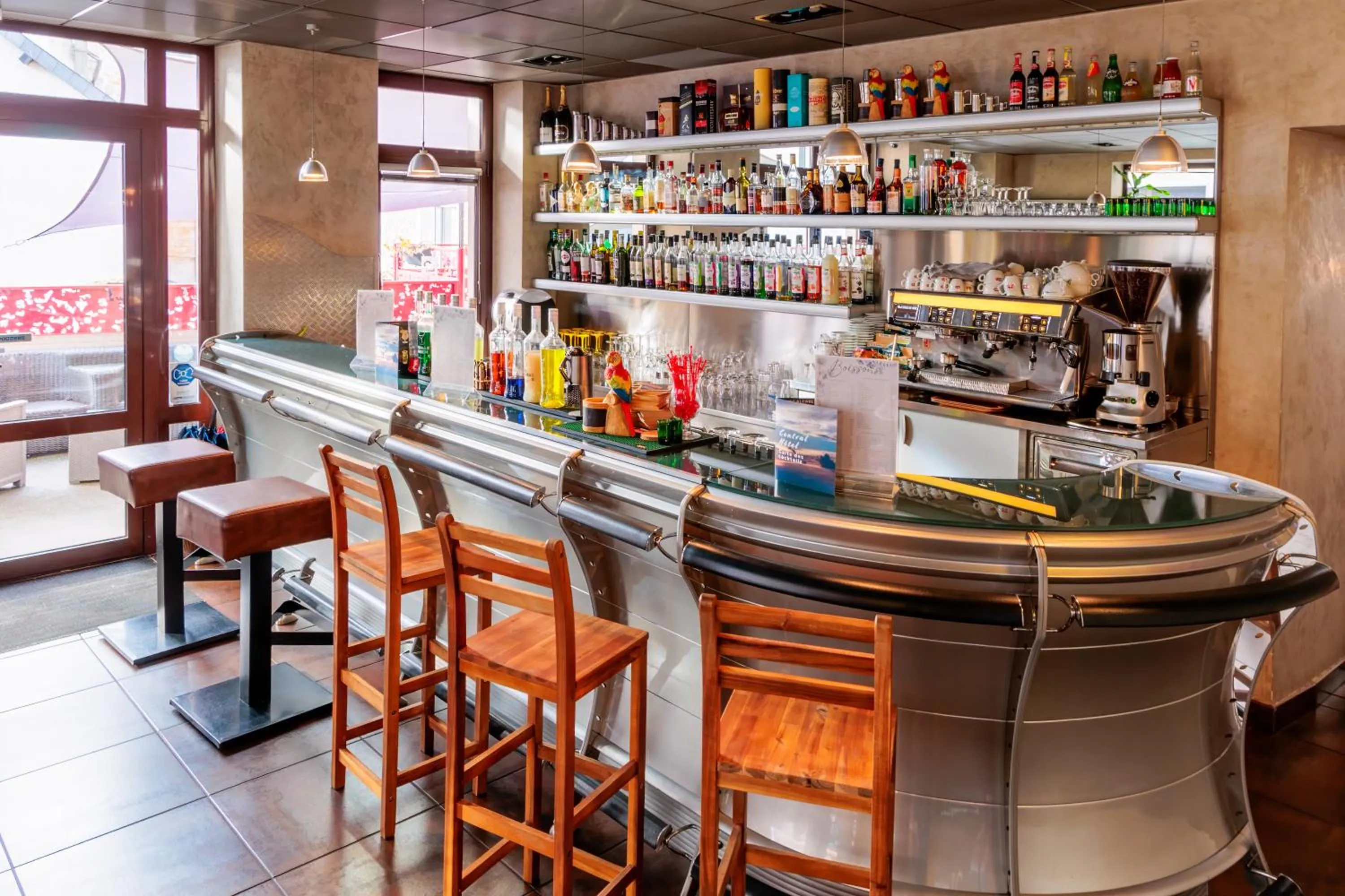 Lounge or bar in Logis Central Hôtel - Restaurant & Spa