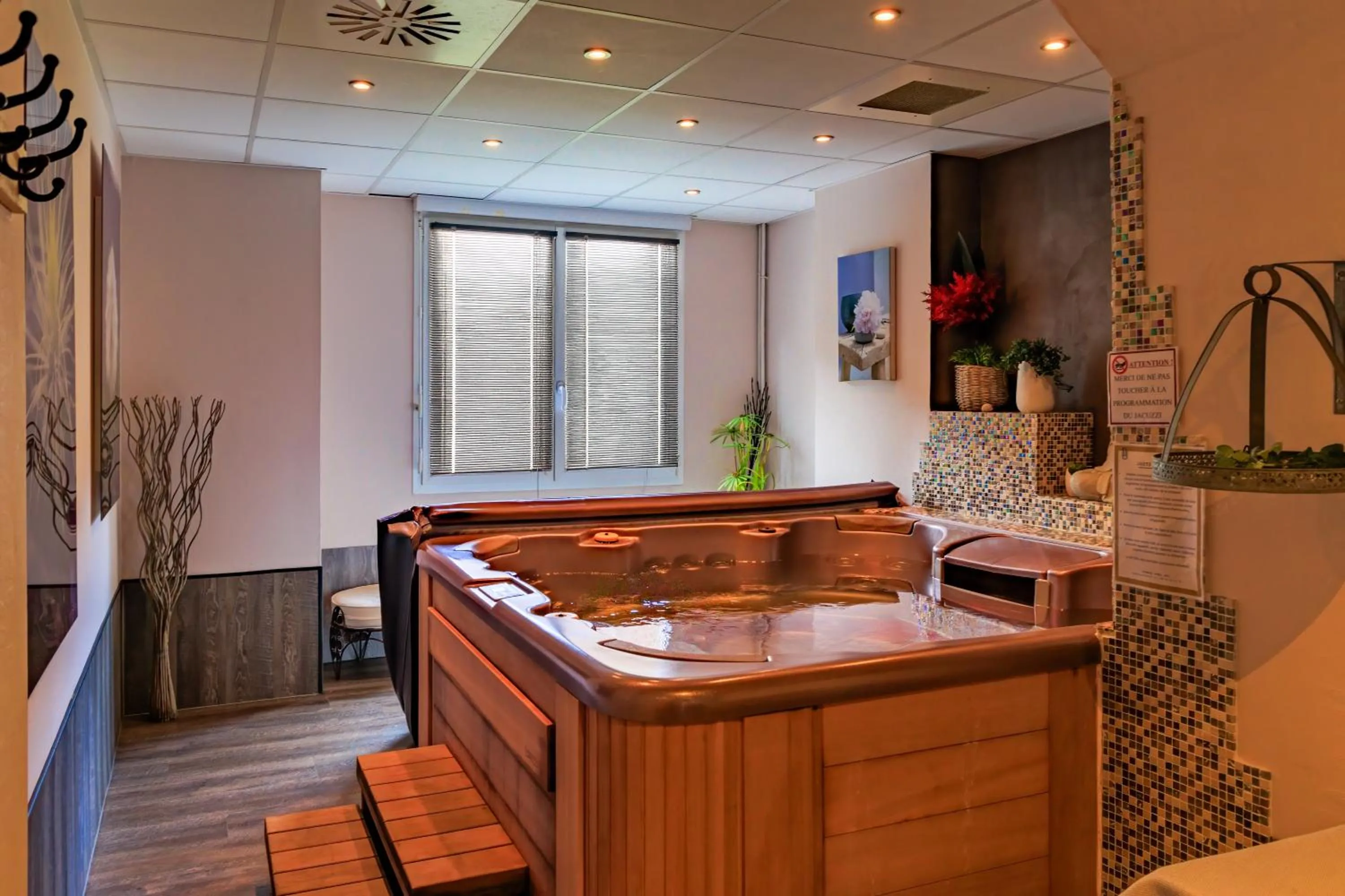 Hot Tub in Logis Central Hôtel - Restaurant & Spa
