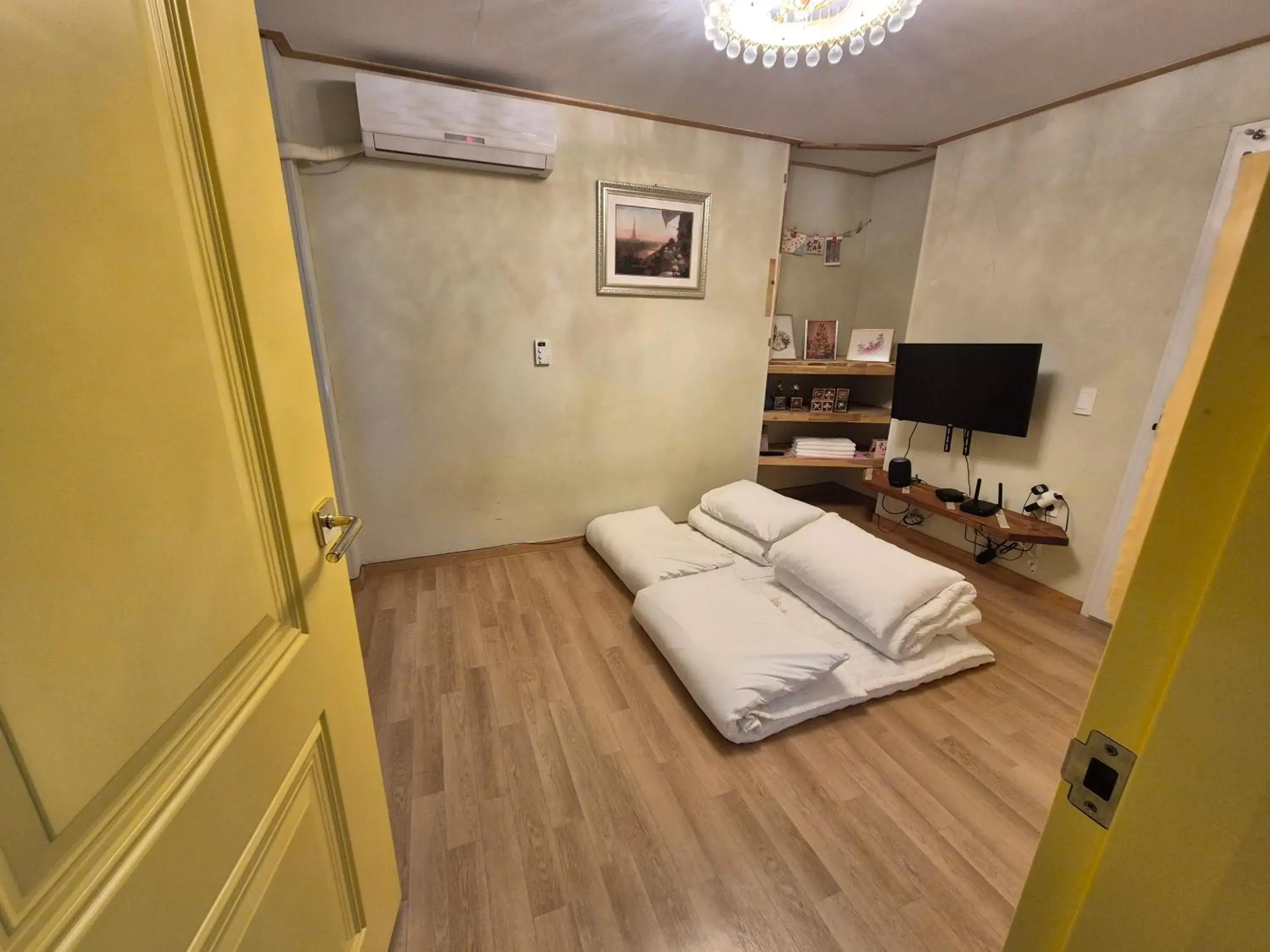 Bed in Hundred Years Hanok Bed in Hundred Years Hanok