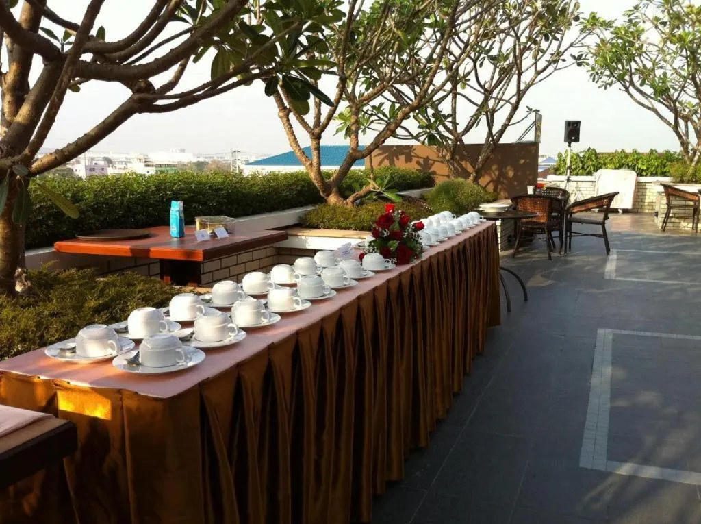 Restaurant/places to eat in Suvarnabhumi Suite Hotel